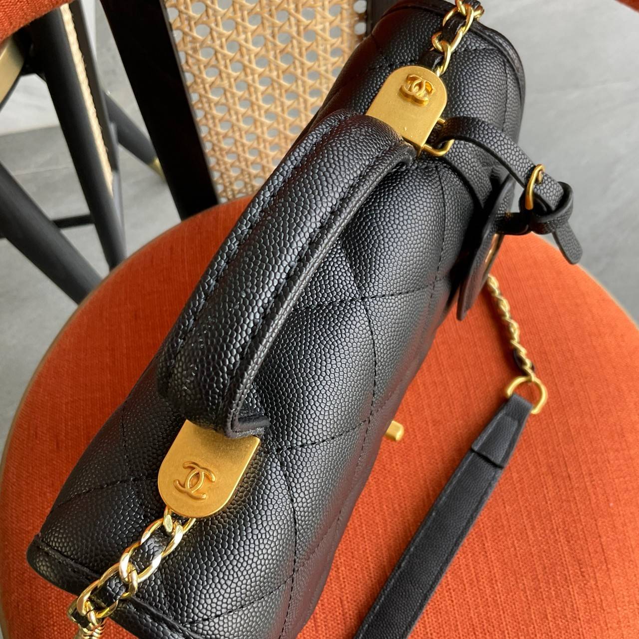 Chanel Handle Flap bag / Chanel Caviar Quilted Sweet handle Flap bag กระเป๋าทรงสะพายข้าง ที่กำลังมาแรงมาในตอนนี้ ตัวกระเป๋าเป็นหนังลายคาเวียร์สวยหรูมาก