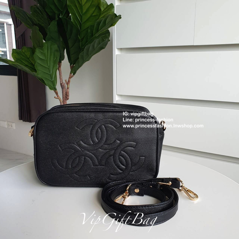 CHANEL VIP GIFT BAG รุ่น CAVIER CROSSBODY กระเป๋าของสมนาคุณ จากพรีเมี่ยมกิ้ฟแบรนด์ดังอย่าง CHANEL วัสดุหนังสังเคราะห์ ลายคาเวียร์สุดหรูเต็มใบ #เล่นแสงสวยมาก ด้านในเปิดปิดด้วยซิปCC อะไหล่ทอง มีช่องซิปแยกอีกหนึ่งช่อง สามารถใส่กระเป๋าสตางค์ใบยาว ของจุกจิกได้
