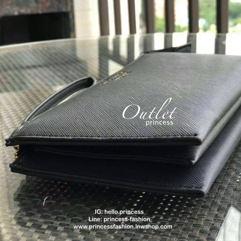 KATE SPADE Wallet Clutch Bag กระเป๋าทรงคลัชสุดคุ้มหนัง Saffiano ด้านหน้ามีโลโก้แบรนด์ มาพร้อมสายคล้องมือ เปิดปิดด้วยซิปสะดวกใช้ สามารถใส่แทนกระเป๋าสตางค์ใบยาว ภายในแบ่งออกเป็น3ช่องหลัก มีช่องใส่บัตร เครื่องสำอาง เครื่องเขียน เหรียญ ไส่ไอโฟนพลัส ได้ค่ะ มีก