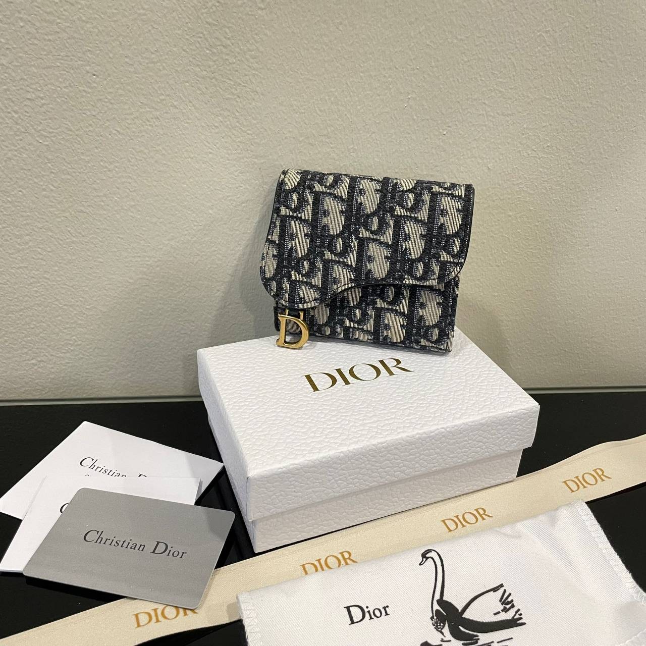 ORI 🥂DIOR Wallet Saddle Lotus / Dior tri-fold wallet เกรดออริจินอล กระเป๋าสตางค์ 3 พับ วัสดุหนังแท้ และผ้า Jacquard อย่างดี ทอสวยงามที่สุด ผสมผสานความสง่างามและคลาสสิกที่เข้ากับยุคสมัย ด้านหน้าโดดเด่นด้วยซิกเนเจอร์ของ Christian Dior อะไหล่สีทองอ่อ