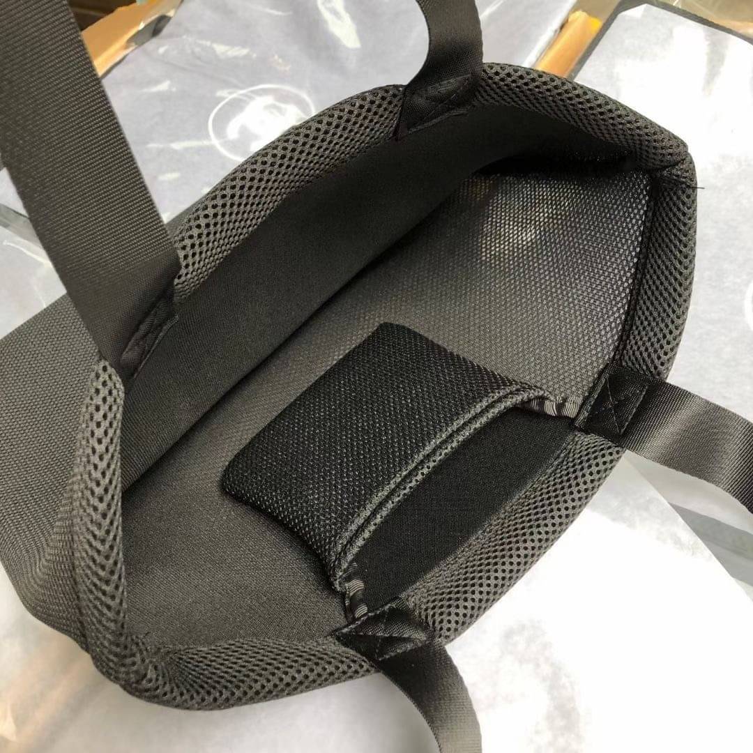 CHANEL Beauty Black Mesh Tote Bag วัสดุผ้าตาข่ายบุนวมนุ่ม จะใช้วันสบายๆ หรือใส่เอกสารต่างๆ ได้เลย พกพาได้ทุกๆวัน
