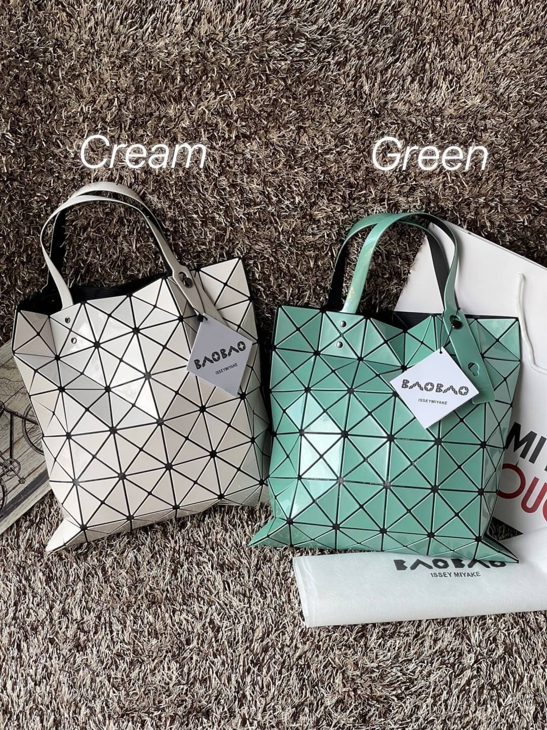 Baobao Issey Miyake 6x6 กระเป๋า Tote รุ่นนี้ถือว่าเป็นกระเป๋า Tote ไซส์กลางที่เหมาะกับการพกพาสิ่งของที่จำเป็นในทุก ๆ วัน มาพร้อมสายที่สามารถปรับได้ทั้งสองสาย และมีช่องใส่ของช่องเล็กด้านใน 1 ช่อง จุของได้เยอะแถมยังทนทาน ใช้เป็น Everyday Bag ได้เลยคะ พกพาสะ