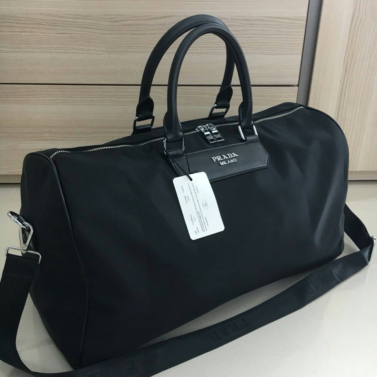 New arrival ! ของมันต้องมี♡ มาใหม่กับ กระเป๋าทรง Travel Bag ใส่ของได้เยอะมาก (มาพร้อมถุงผ้าแบรนด์) ไปต่างประเทศได้สบายคะ หมดห่วง ตัวกระเป๋าทำจากผ้า Nylon อย่างดี สามารถกันน้ำได้ ทรงสวยมากคะ มีความอยู่ทรงในระดับนึงด้านหลังมีช่องซิป มาพร้อมอะไหล่เงิน