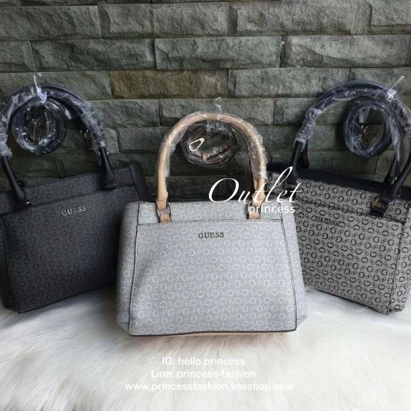 GUESS G LOGO PRINT TOTE BAG กระเป๋าถือหรือสะพายรุ่นใหม่ล่าสุดจาก GUESS FACTORY รุ่นยอดนิยม สวยอย่างมีสไตล์ สีสวยคลาสสิก รุ่นนี้มีการพิมพ์ลายโลโก้ รอบใบ หนัง faux-saffiano หนังคุณภาพดี ตั้งอยู่ทรง น้ำหนักเบา ประดับด้วยโลโก้แบรนด์อะไหล่เงิน สวยโดดเด่นที่กระ