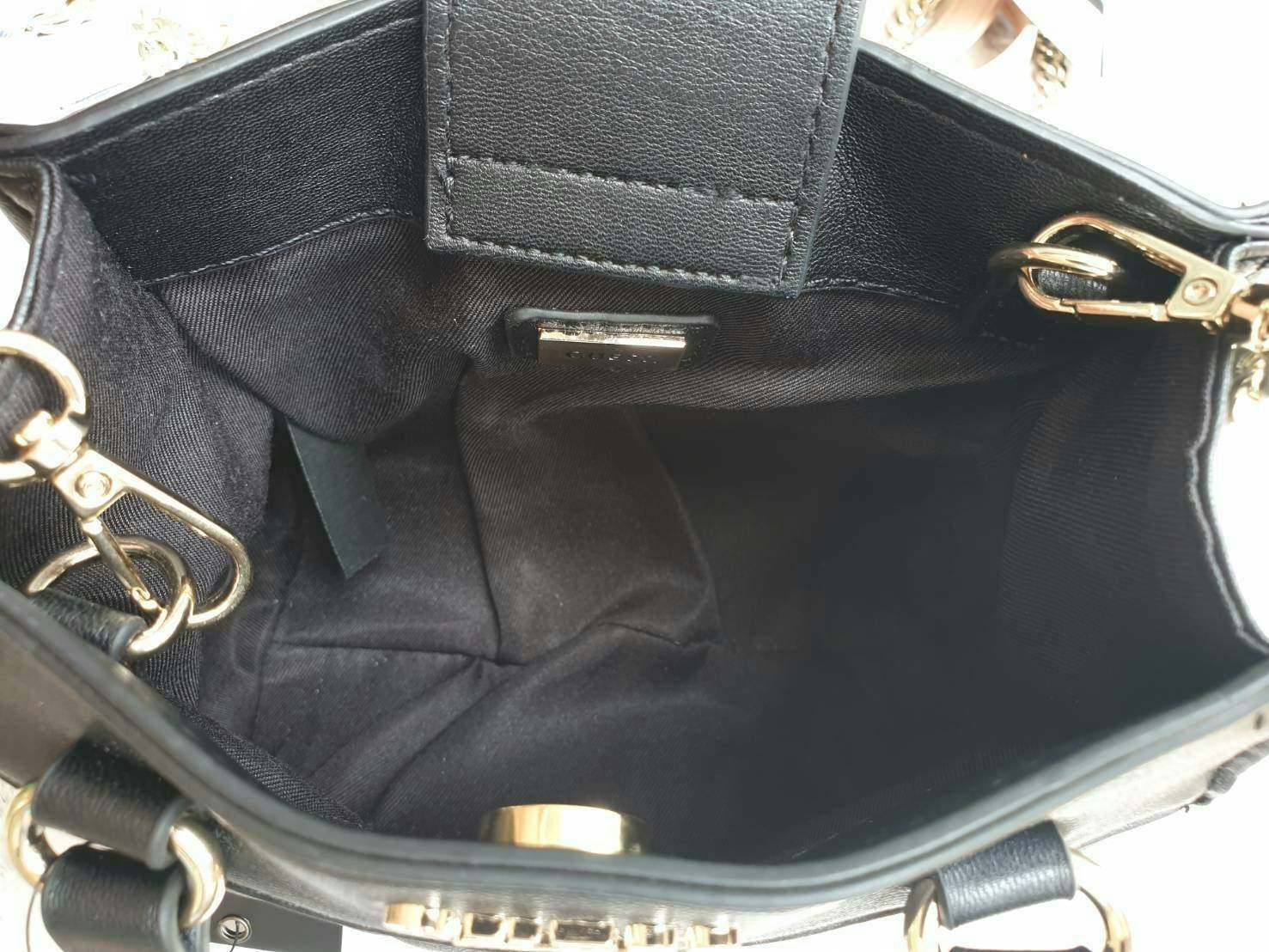 GUESS TAYLOR MINI SATCHEL CROSSBODY BAG กระเป๋าสะพายใบเล็ก สไตล์ สวยหรู คุณหนู ไฮโซ น่ารักมากๆ วัสดุหนังpu เย็บลายตาราง หนังนิ่ม จับนุ่มมือ และ ลายทาง หนัง saffiano ตั้งอยู่ทรง แบบน่ารักไม่ซ้ำใคร ด้านหน้าประดับโลโก้แบรนด์ อะไหล่ทอง มาพร้อมสายโซ่ ถอดออกได้