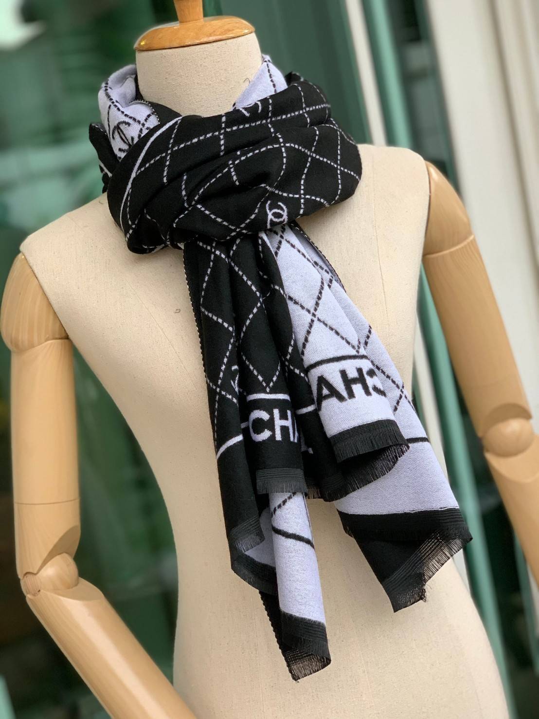 Chanel Scarves for woman’s accessories พลาดไม่ได้กับของขวัญสำหรับเทศกาลดีๆที่กำลังจะมาถึง ส่งมอบความรู้สึกดีๆให้กับคนที่คุณรัก ด้วยผ้าพันคอ หรือ ผ้าคลุมจากแบรนด์ดัง ด้วยเนื้อผ้าแบบcashmereที่ถักทอแบบเนื้อละเอียด จึงทำให้นุ่มน่าสัมผัส ให้ความอบอุ่นได้ดี สำ