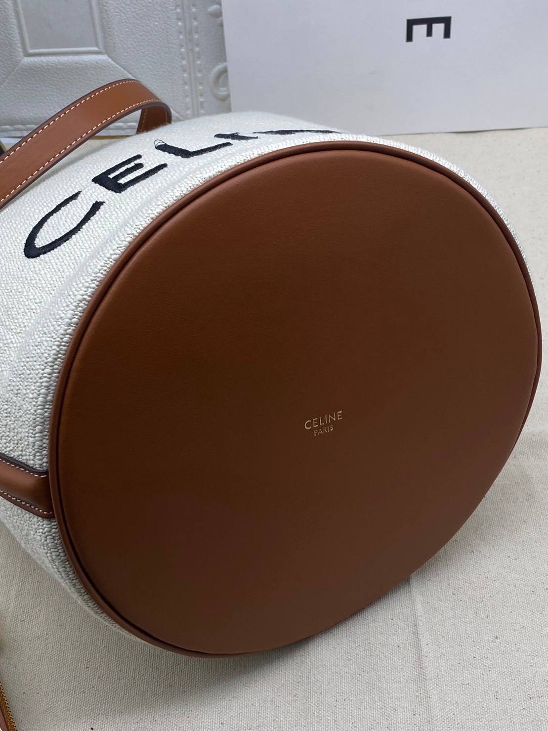 CELINE BUCKET BAG 23cm วัสดุ Textile Canvas & CalfSkin ดีไซน์ทรง Bucket ใบใหญ่กำลังดี มาพร้อม Clutch ใบเล็กเข้าชุด เนื้อหนาแข็งแรง ภายในกว้างและจุใส่สัมภาระได้เยอะจุใจ