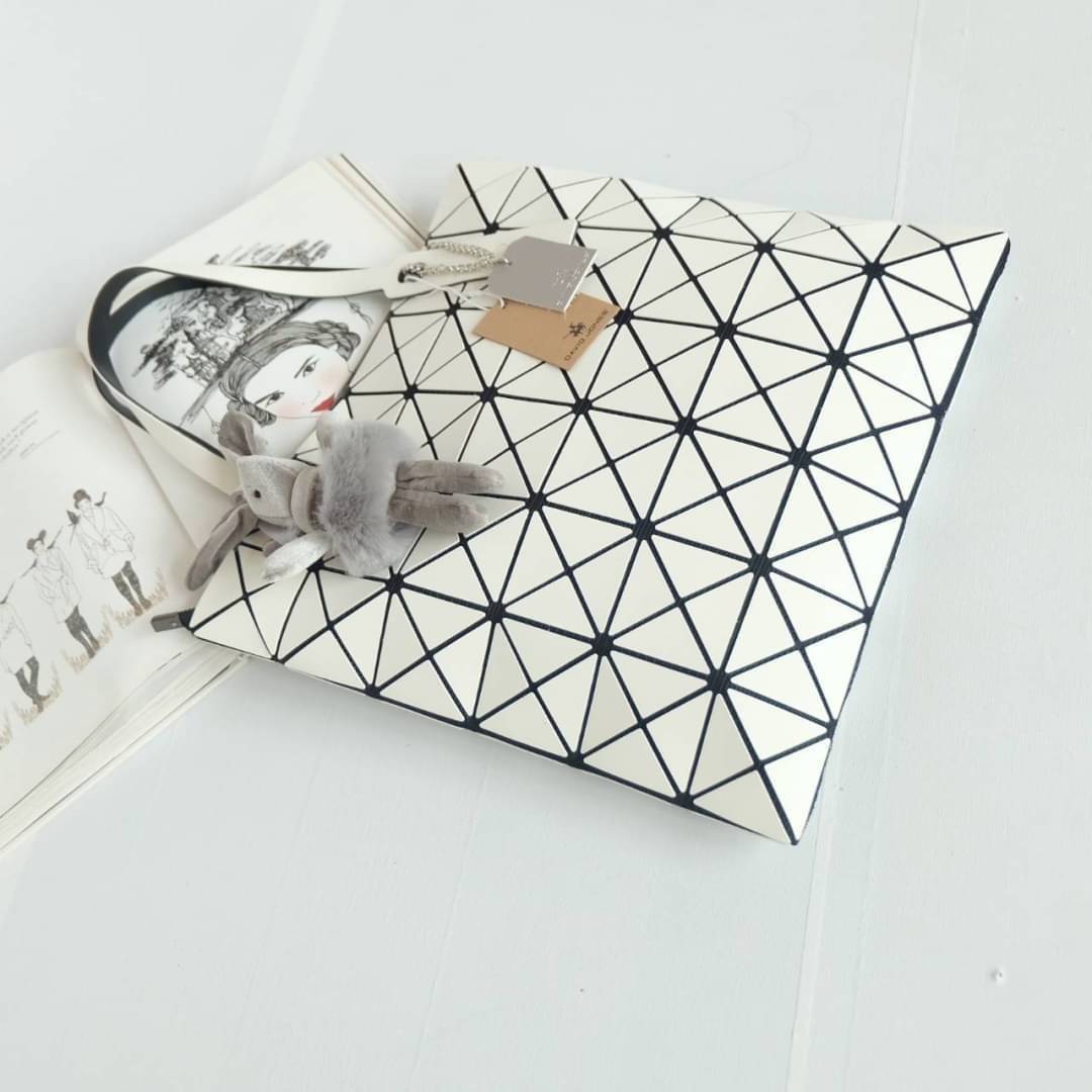 ทรงสุดฮิตจากแบรนด์ David Jones รุ่น Candy color ใบนี้ มาพร้อมกับน้องกระต่าย สีเข้า set กับกระเป๋าคะ กระเป๋า ทรง Tote