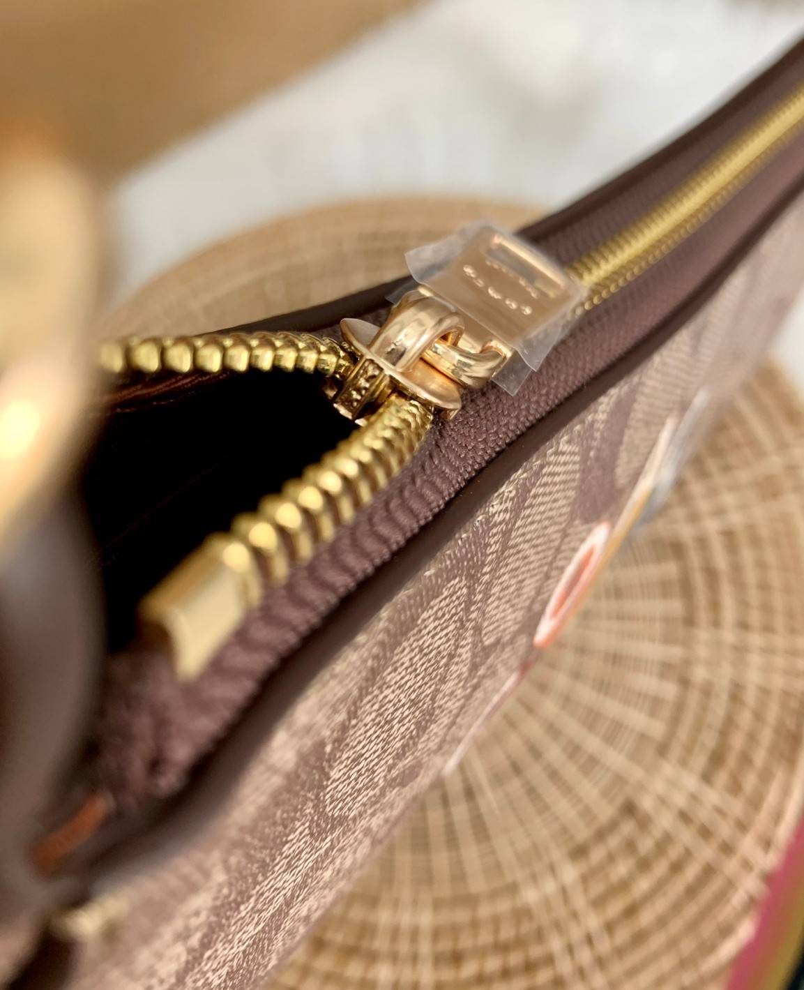 NEW ARRIVAL! นาทีนี้ต้องมีแล้วค่ะ ต้อนรับหน้าหนาวกันน! COACH JES BAGUETTE IN SIGNATURE CANVAS WITH COACH RADIAL RAINBOW ((C6817)) พร้อมส่งที่ไทย สิคค้าเข้าใหม่ค่ะ! กระเป๋าสะพายครอสบอดี้ร์ หนังแท้ น้ำหนักเบา เปิดปิดกระเป๋าแบบซิป ภายในสามารถใส่กระเป๋าเงินใบ