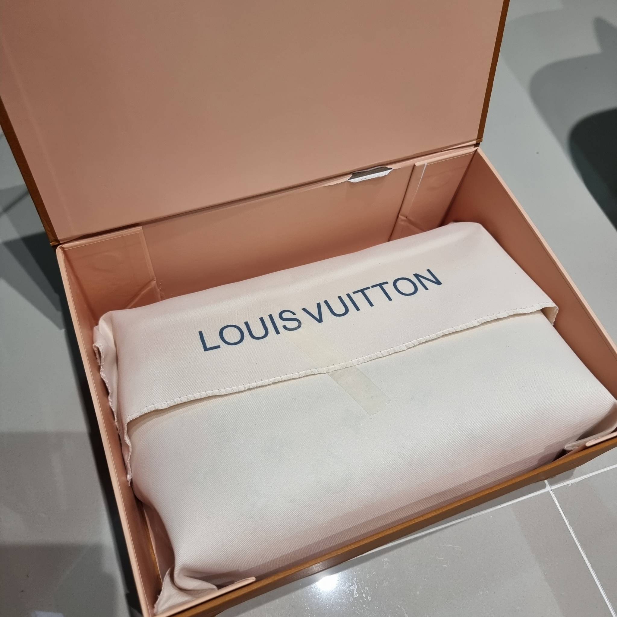 LV Coussin Bag / LV HANDLE POUCH MONOGRAM LIMITED EDITION กระเป๋าสะพายกึ่งคลัชท์ สุดล้ำ ดีไซน์ใหม่ สีลิมิเต็ดมาแรงมาก ด้วยความสวยปังตั้งแต่แรกเห็น วัสดุหนังแกะปั๊มลายสวย มาพร้อมสาย 2 เส้น เชิดๆสับๆ
