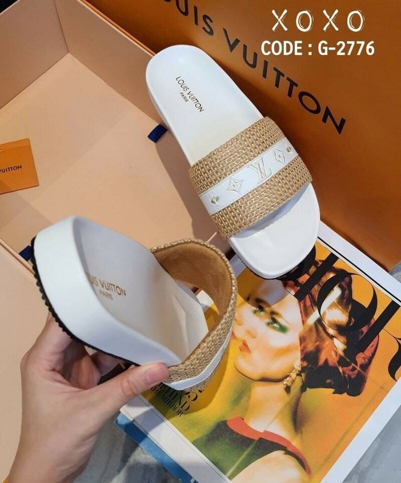 Louis Vuitton แตะสวม สวยเก๋ ใส่สบาย วัสดุผ้ากระสอบ คาดลาย LV นุ่มใส่สบาย ยางร่องบุ๋ม ใส่กระชับเท้า แมทส์ชุดง่าย น้ำหนักเบา