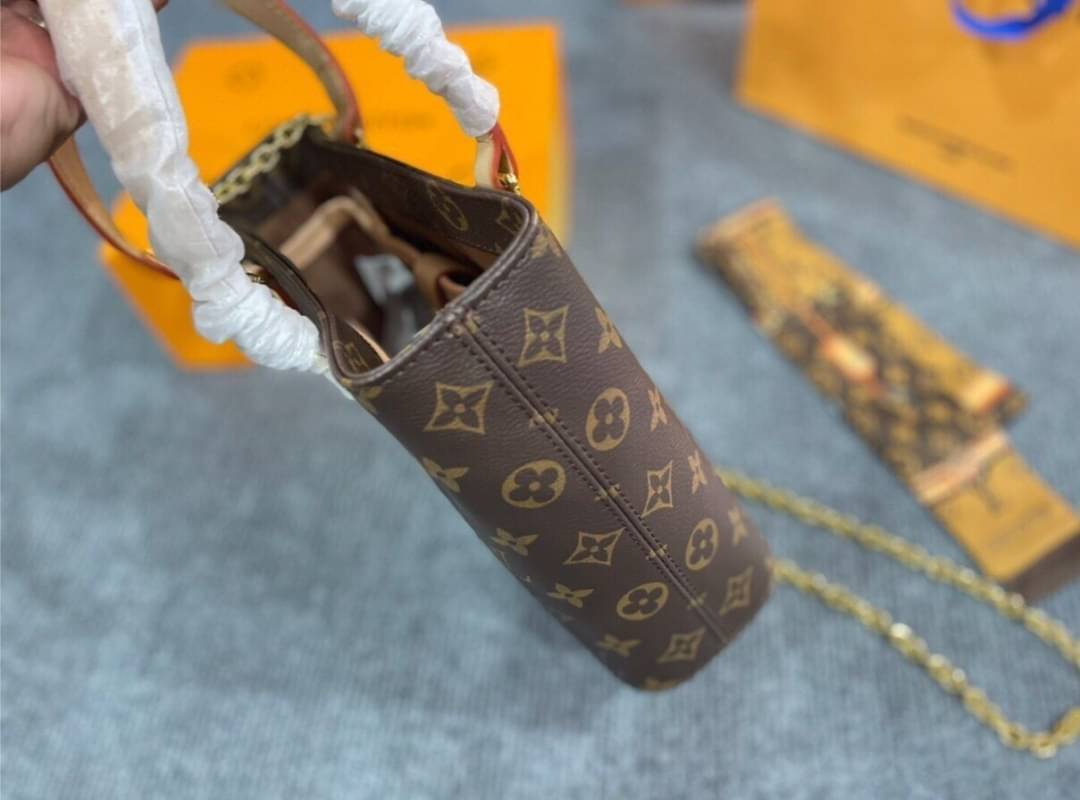 LV VAVIN PM MONOGRAM CANVAS TOTE BAG กระเป๋าถือ พร้อมสายสะพายข้างแบบโซ่ crossbody ลายโมโนแกรมสีน้ำตาล งานปั้มแบรนด์คมชัด ทรงตั้งสวย อยู่ทรง ถือไปไหนก็ดูดี สวยหรู อีกแล้วค่าา