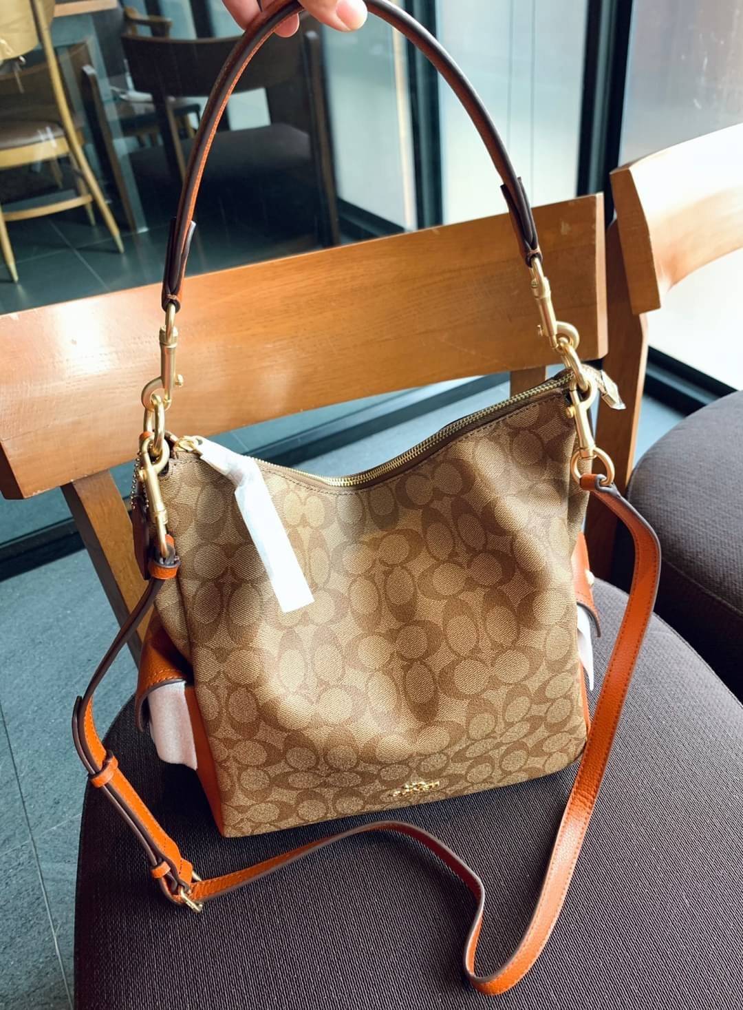 COACH PENNIE SHOULDER BAG ((C1523)) ✔️กระเป๋าหิ้ว//คล้องไหล่//สะพายข้างได้ สุดคุ้ม! ✔️ใบใหญ่ ทรงสวยใส่ของได้จุมาก หนังแท้ หนังนิ่ม สัมผัสแล้วหลงรักแน่นอนค่ะ ✔️ปากกระเป๋ากว้าง ล้วงหยิบของสะดวกมากๆ ภายในกระเป๋าโล่งกว้าง สัมภาระเยอะๆหายห