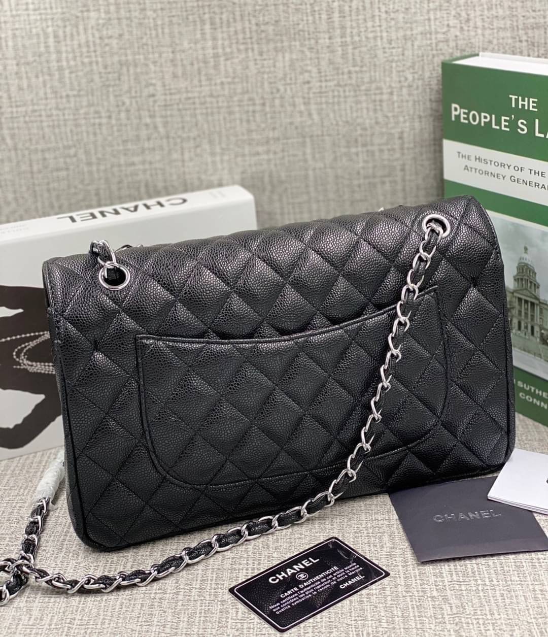 หนังแท้ CHANEL LARGE CLASSIC JUMBO HANDBAG 30cm พร้อมส่งที่ไทย Lambskin & Grained Calfskin กระเป๋าสะพายคลาสสิกใบใหญ่ หนังแท้และโลหะสีทอง/สีเงิน ภาพสินค้าถ่ายจากงานขายจริง ใช้งานต่างประเทศได้