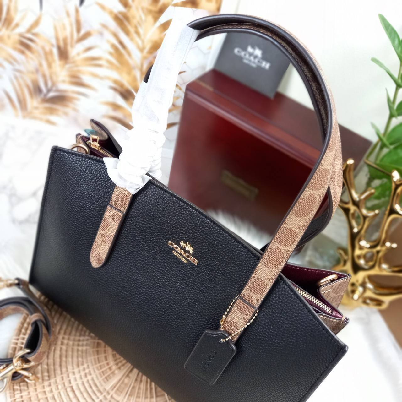 COACH CHARLIE CARRYALL IN SIGNATURE CANVAS (31210) ðšāđāļĢāļĩāļĒāļāļŦāļĢāļđ āļāļĨāļēāļŠāļŠāļīāļ//āļāļĢāļ°āđāļāđāļēāļāļ·āļ āļāļĢāļ°āđāļāđāļēāļŠāļ°āļāļēāļĒ āļāļĢāļ TOTE āļŠāļļāļāļŦāļĢāļđāļŦāļĢāļē āļāļĩāđāļāļāđāđāļāđ āđāļĄāđāļāļģāđāļ// āļ§āļąāļŠāļāļļāđāļāļāļ§āļēāļŠ āļāļŠāļĄāļŦāļāļąāļāđāļāđāļāļļāļāļ āļēāļāđāļĒāļĩāđāļĒāļĄ āļĢāļđāļāļāļĢāļāđāļāļāđāļāđāļ āļĨāļēāļĒ SIGNATURE āļŠāļ§āļĒāļĄāļēāļ// āļāđāļēāļāđāļāļĄāļĩ 2 āļāđāļāļāđāļĨāđāļāļāļ§āđāļēāļ āđāļĨāļ°āļāļĩāļ 1 āļāđāļāļāļāļīāļāļ