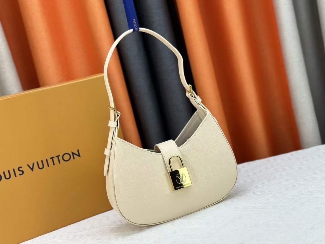 LV Low Key Shoulder Bag กระเป๋าถือดีไซน์เรียบหรูสไตล์ quiet luxury ตกแต่งแม่กุญแจ LV เกรดออริ 1:1 ใช้งานต่างประเทศได้