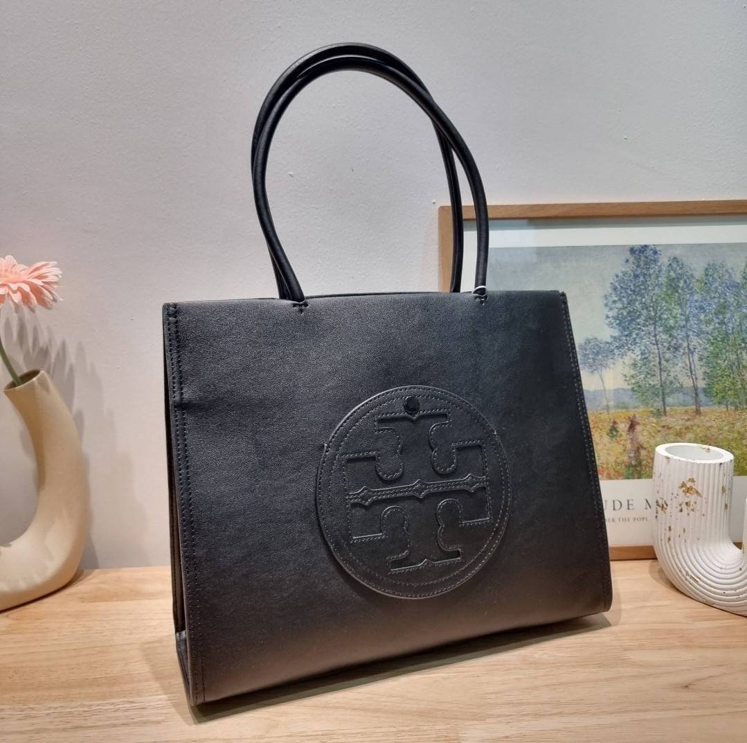 TORY BURCH ECO ELLA TOTE BAG / TORY TOTE BAG พร้อมส่ง 3 สี กระเป๋าสะพายทรงโท้ท ขนาดกำลังสวย จุของได้เต็มที่ รูปทรงคลาสสิคชวนใช้ โดดเด่นด้วย patch โลโก้ คอลเลคชั่นน้องใหม่ ส่งมาให้สาวๆได้ใจฟูอีกหนึ่งไอเท็ม