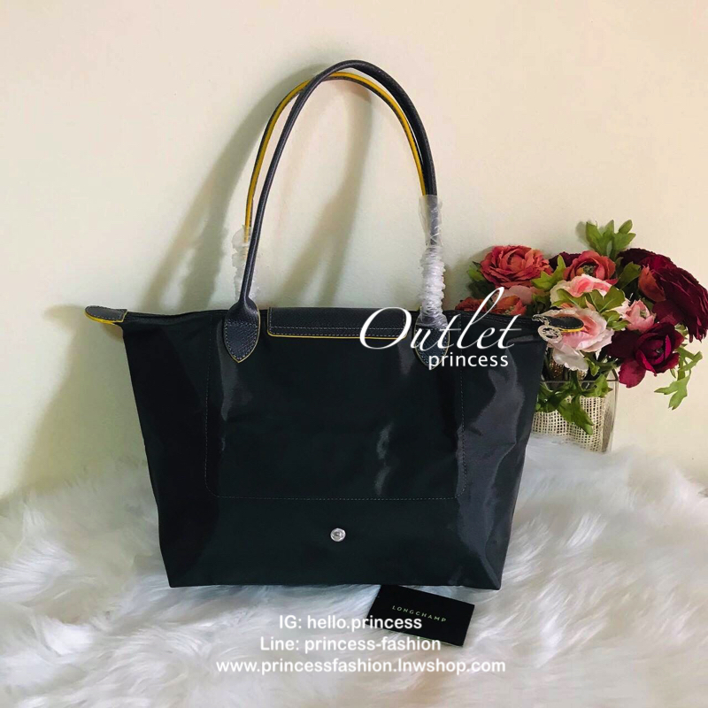 Size : M Longchamp Le Pliage Club Tote Bag กระเป๋าสะพายรุ่นยอดนิยม วัสดุเนื้อผ้า Nylon Canvas เคลือบกันนำ้ ตัดด้วยหนังแท้ น้ำหนักเบา ดีไซน์เรียบง่ายแต่เต็มไปด้วยความคลาสสิก เป็นที่ชื่นชอบไปทั่วโลก Longchamp ปรับโฉม LE PLIAGE ด้วยการปักลายรูปม้า-ตราสัญลักษ