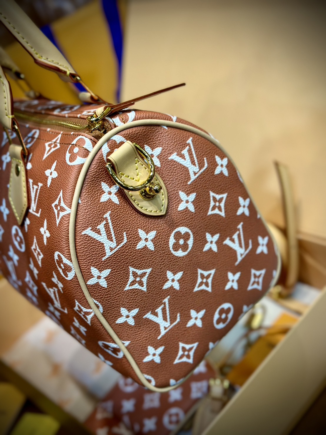 LV Speedy P9 Bandoulière 25 กระเป๋าสะพายสปีดี้รุ่นใหม่หรูหรา กระเป๋าทรงหมอนท็อปฮิตดีไซน์ใหม่ต้อนรับฤดูร้อน โดดเด่นด้วยการตกแต่งลายพิมพ์สดใส รูปทรงสวยตลอดกาล