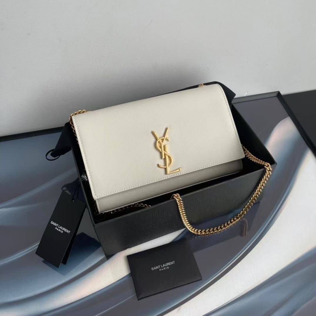 YSL kate medium chain bag in grain de poudre embossed leather 24cm กระเป๋าสะพายแบรนด์หรู รุ่นฮิตลอดกาล งานสวยดูดีมีระดับ ปั้มทุกจุด ขนาดกระทัดรัดกำลังดี มาพร้อมาสะพายโซ่ยาว เลื่อนปรับเป็น 2 แถว เพื่อสะพายเป็นสายสั้นได้ ด้านในโล่งกว้าง ใส่กระเป๋าสตางค์ใบยา