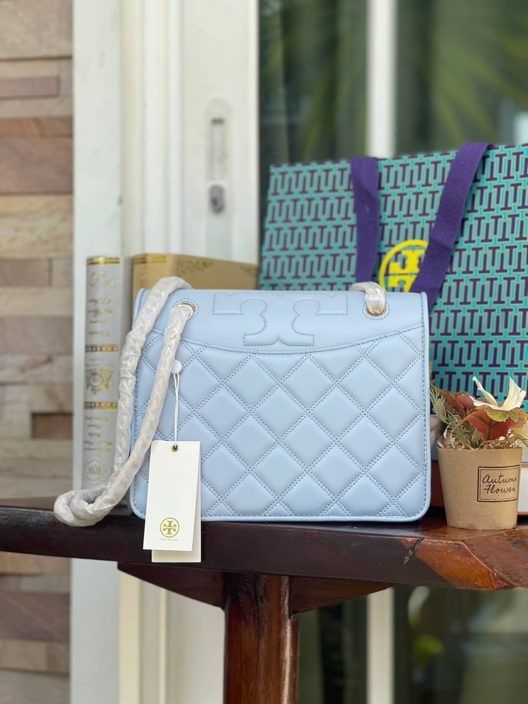 Tory Burch Savannah Convertible Shoulder Bag สาว ๆ ลุคสาวๆไม่ควรพลาด Collection นี้เลยนะคะ เป็นรุ่นที่ตอบโจทย์และครองใจสาว ๆ ได้อย่างแท้จริง เนื่องจากมีดีไซน์เรียบหรู โดยทางแบรนด์ได้ใช้เทคนิคการเย็บบนหนังเป็นลายเส้น (Chevron) ทำให้กระเป๋าดูมีราคามากยิ่งขึ