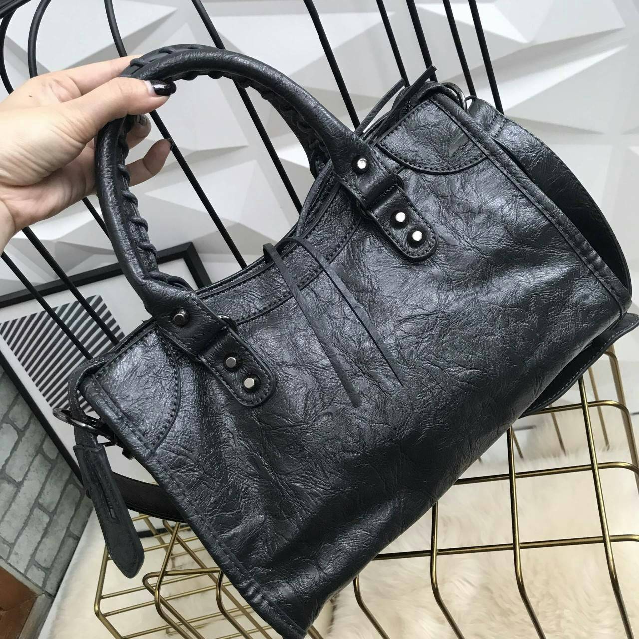 Massimo Dutti Classy Crossbody Bag กระเป๋าทรงสุด ฮิตจาก Massimo Dutti ขนาด mini จะถือ, สะพายสะพายไหล่ หรือสะพาย crossbody ได้หมดค่ะ หนังเงาสวยนิ่มมือรับประกันเลย ภายในแบ่งช่องเป็นสัดส่วน น้ำหนักเบา จุของได้คุ้ม มาพร้อมกับสายยาวให้ ใบนี้ใช้ได้ ทุกโอกาสจริง