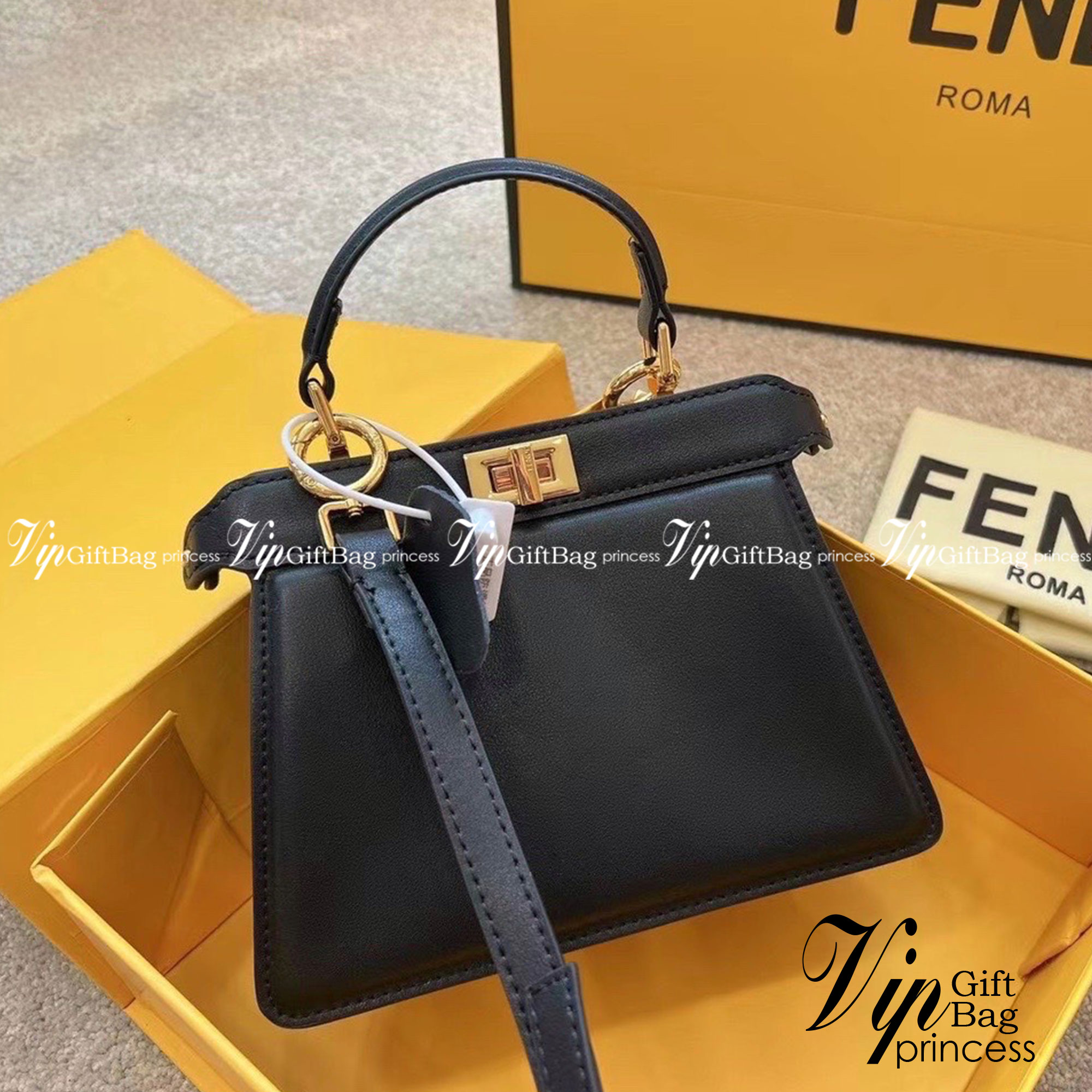 FENDI peekaboo 20cm เกระเป๋าสะพายเฟนดิ คลาสสิกตามแบบฉบับแบรนด์ สวยไฮโซมากแม่ สุดฮิตรุ่น Peekaboo ขนาดกำลังดีหนังเรียบสีพื้นมาใหม่ สวยหรูดูไฮโซ มาพร้อมสายสะพายยาวถอดออกถือได้ วัสดุคุณภาพอย่างดี ขนาดกะทัดรัดและดีไซน์ที่เรียบหรู