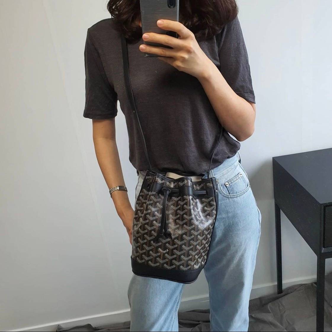 GOYARD PETITE FLOT BUCKET BAG กระเป๋าสะพายทรงบัคเก็ต ที่ดีไซน์สะดวกต่อชีวิตมาก รูปทรงคลาสสิค ดีไซน์เป็นเอกลักษณ์ สดใสทุกสี ดูผู้ดีในตัว วัสดุหนังแคนวาสพิมพ์ลายสวยคม ปากกระเป๋ารูดเปิด-ปิดได้ตามชอบ ภายในเป็นช่องโล่ง ใส่กระเป๋าสตางค์ มือถือ ได้ครบถ้วน มาพร้อ