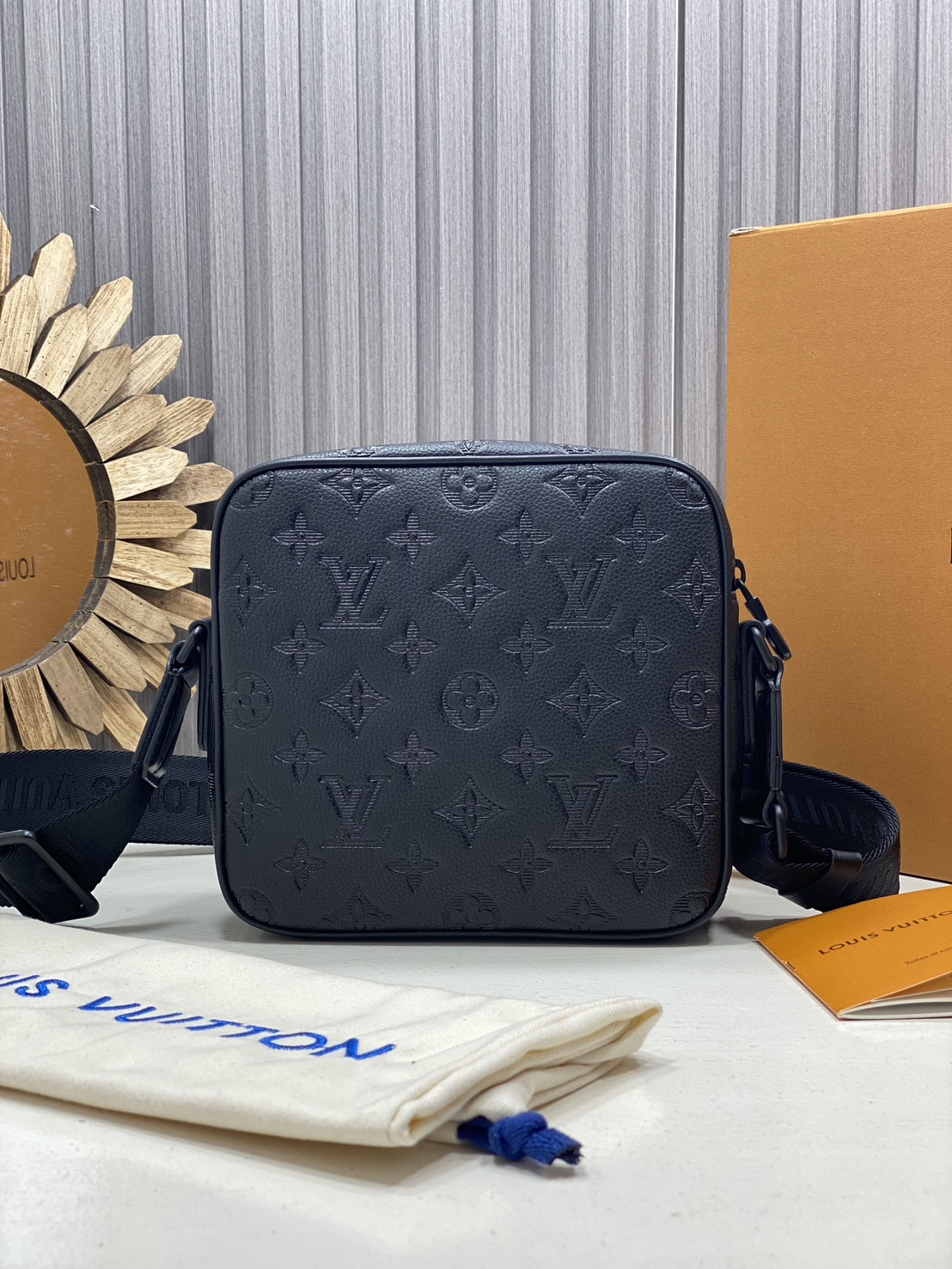TOP ORI หนังแท้ | LV Getaway Messenger Bag กระเป๋าสะพายทรงแมสเซนเจอร์ ขนาดกะทัดรัดเพรียวบางตอบโจทย์การใช้งานเป็นได้ทั้งกระเป๋าเพาช์และกระเป๋าแมสเซนเจอร์ งานหนัง Monogram Shadow ผสานการประทับลาย Monogram อย่างกลมกลืน