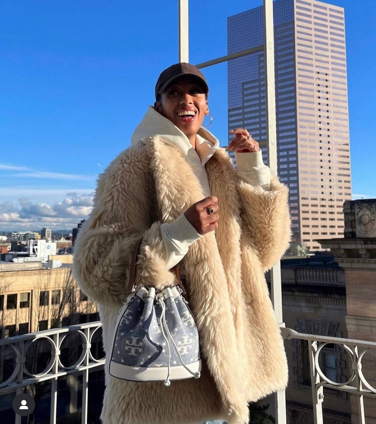 TORY BURCH T Monogram Denim Bucket Bag MEDIUM คอลเลคชั่นใหม่ รูปแบบคลาสสิค พกพาความหรูหราไปได้ทุกที่ด้วยกระเป๋าทรง Bucket ขนาดกลางและปิดด้วยเชือกรูดพร้อมโลโก้แวววาว วัสดุผ้าเดนิมแจ็คการ์ด ตัดขอบหนังแท้