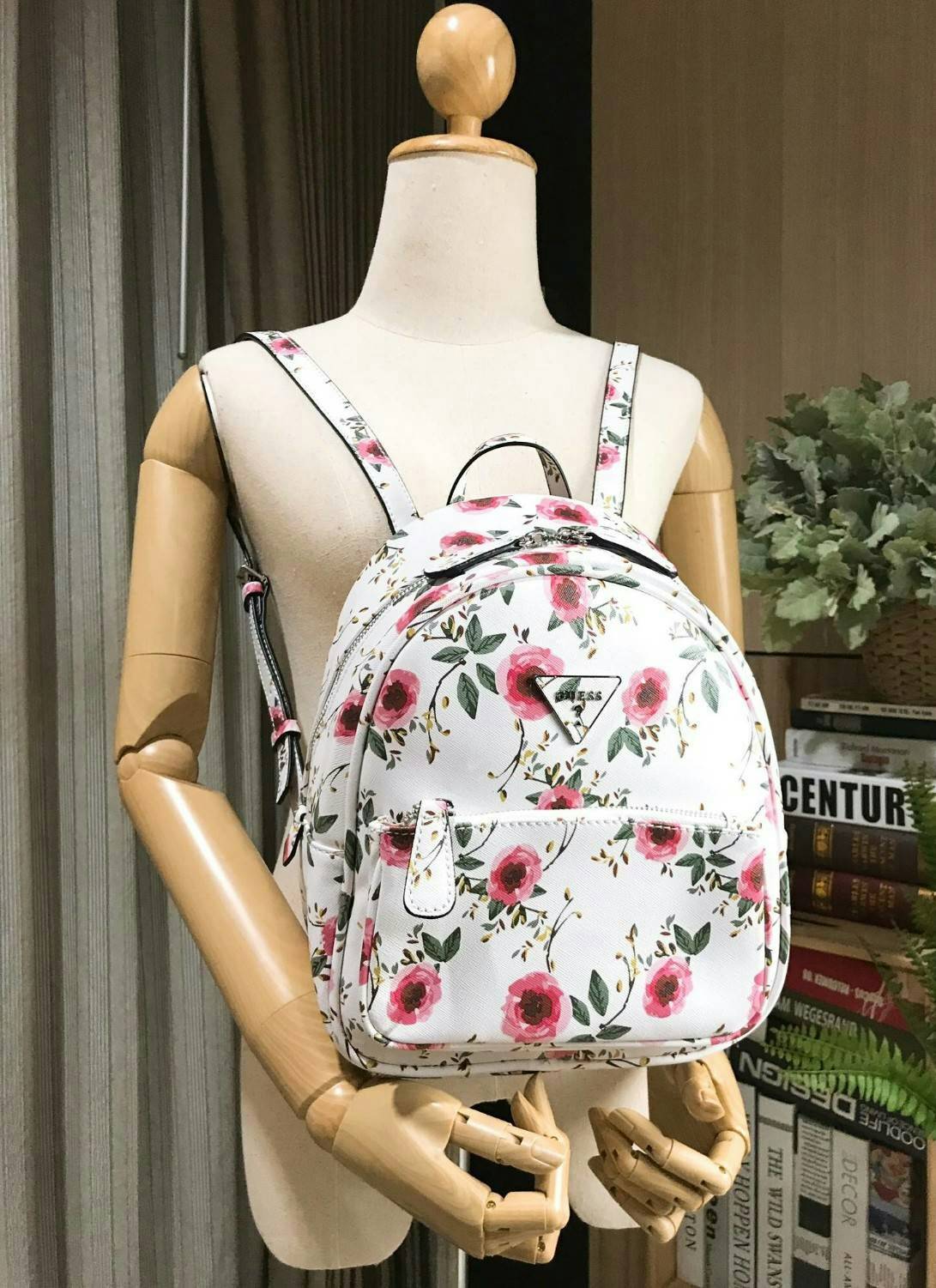 GUESS WOMAN'S FACTORY BACKPACK กระเป๋าเป้รุ่นใหม่ล่าสุดขนาดกำลังดีวัสดุหนังแกะสังเคราะห์พิมพ์ลายดอกไม้สวยน่ารัก น้ำหนักเบา มีหูหิ้วเเละสายสะพายหลังเลื่อนปรับได้ ด้านหน้ามีโลโก้และช่องซิป เปิดปิดด้วยซิปสะดวกใช้ ภายในกว้างและจุ ใส่ ipad กระเป๋าสตางค์ใบ