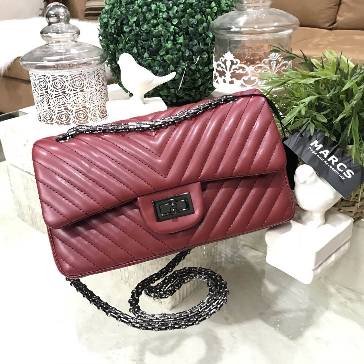 MARCS WOMAN QUILTED CHAIN SHOULD BAG New arrival! กระเป๋าสะพาย วัสดุหนังแกะสังเคราะห์ นิ่มสวย อยู่ทรง ลาย chevron สไตล์ Chanel ขนาดกำลังดี น้ำหนักเบา เปิดปิดด้วยตัวล็อคบิด พร้อมฝาปิดกระดุมแม่เหล็ก ภายในมีหลายช่อง ทั้งบริเวณด้านหน้า และฝาปิด ภายในกว้าง และ