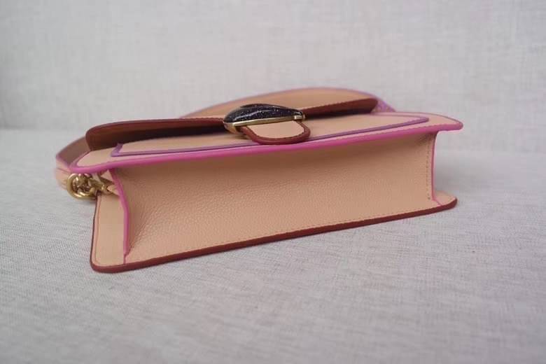 OUTTLET 】Coach Tabby Shoulder Bag 26 กระเป๋าหิ้วได้//คล้องไหล่ได้//สะพายข้างได้ ใบเดียวสุดคุ้มค่ะ! เปิดปิดกระเป๋าแบบกระดุมแม่เหล็ก มีอะไหล่Cตัวใหญด้านหน้าบ่งบอกถึงความหรูทีเดียวค่ะ ใส่กระเป๋าเงินใบยาวได้ มีช่องซิปกลาง;ช่องเล็กใส่ของจุกจิก;ช่องด้านหน้าหนึ่