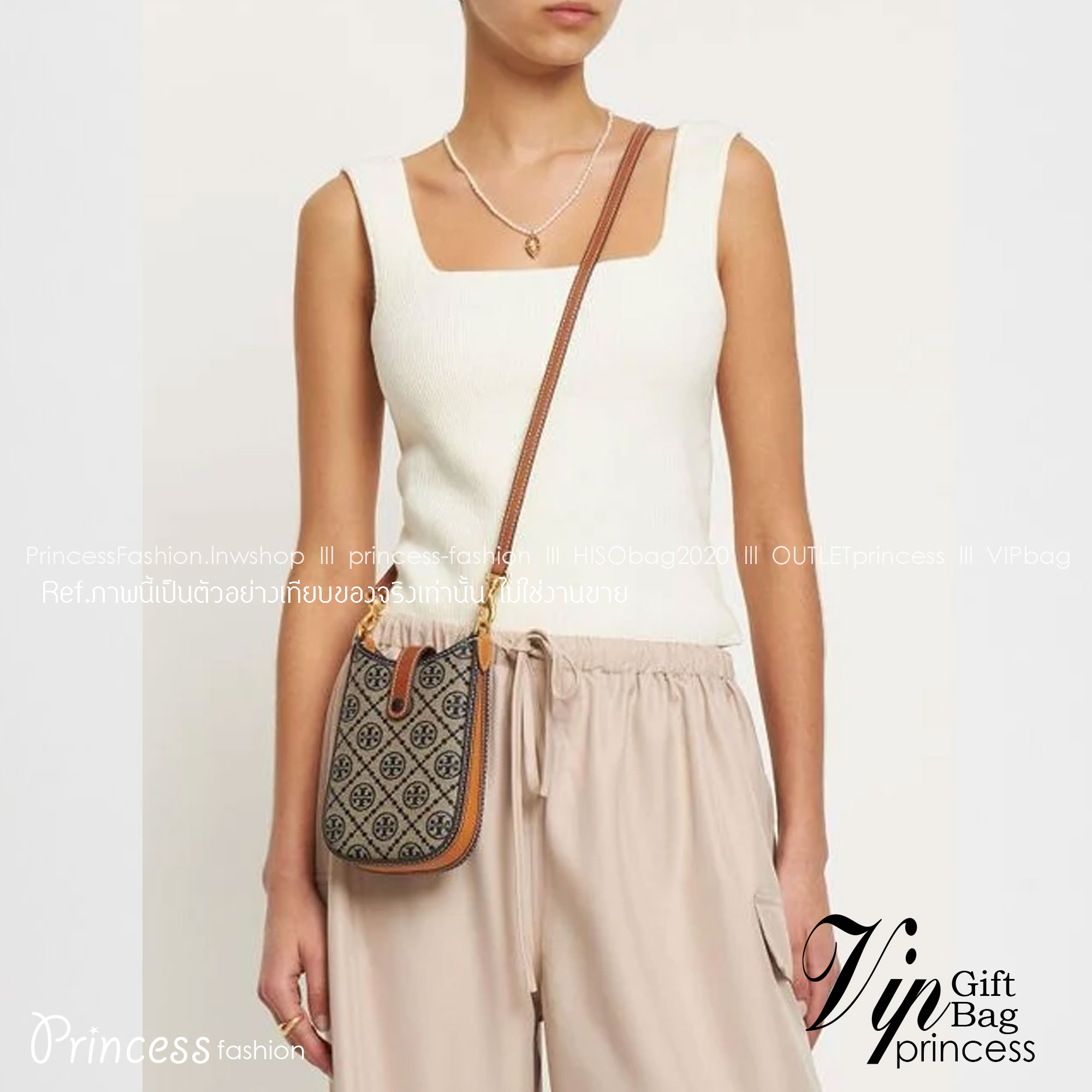 TORY BURCH T MONOGRAM DENIM PHONE CROSSBODY คอลเลคชั่นใหม่รับซัมเมอร์นี้ กับกระเป๋าสะพายข้างถนอมโทรศัพท์ ดีไซน์โทนสีฟ้า สวยคม วัสดุผ้าเดนิมตัดสลับหนัง