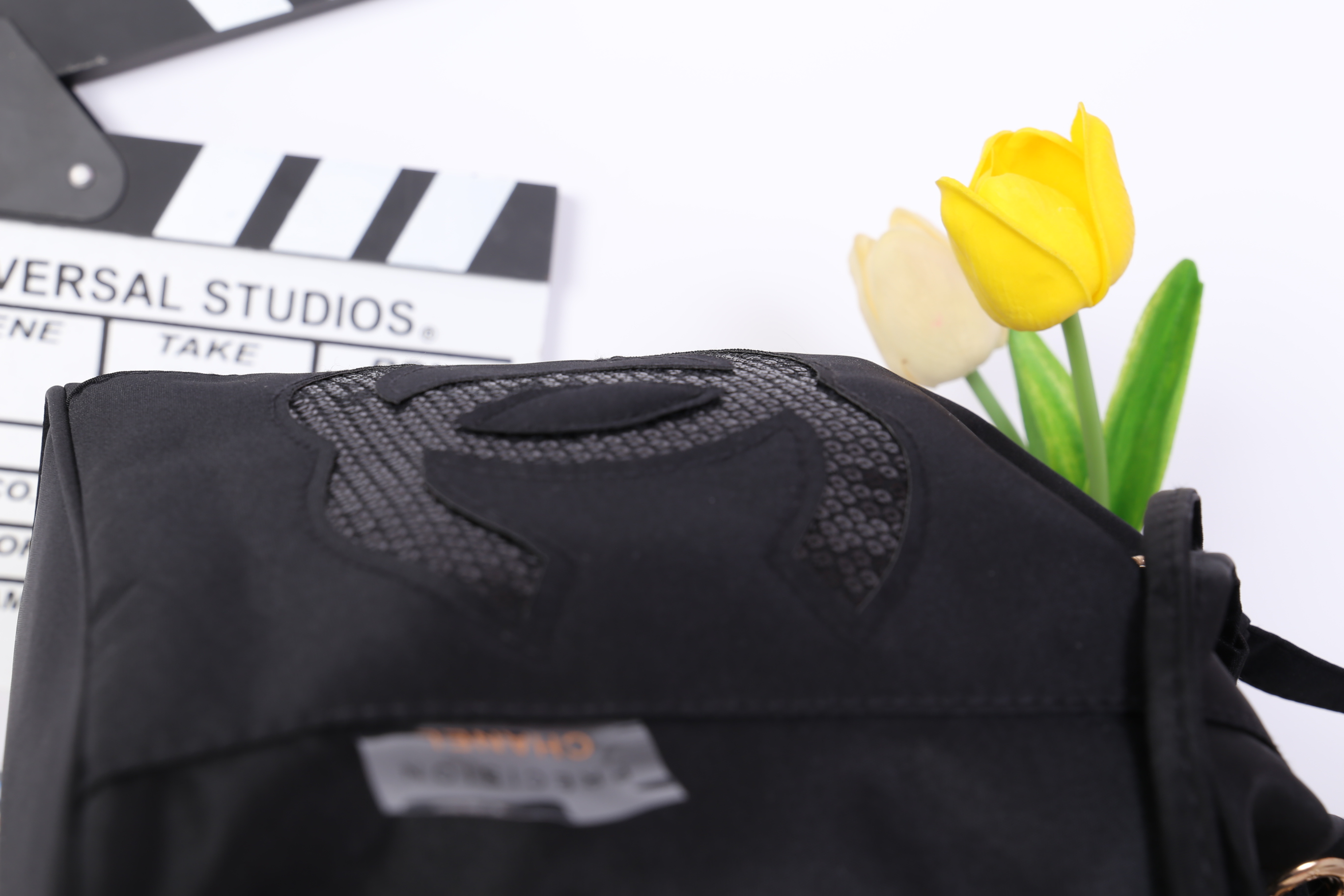 Chanel Drawstring Cross-body Bag (2017) วัสดุ (Material) : Nylon กระเป๋าจากแบรนด์ chanel รุ่นใหม่ปี 2017 มาแล้วค่า ไม่ต้องบรรยายดูจากรูปได้เลย สวยมาก ได้ลุคคุณหนูมากกก ตรงอะไหล่ทองปั๊มโลโก้ อย่างดี เป็นทรงกระดุมแม่เหล็กค่ะ