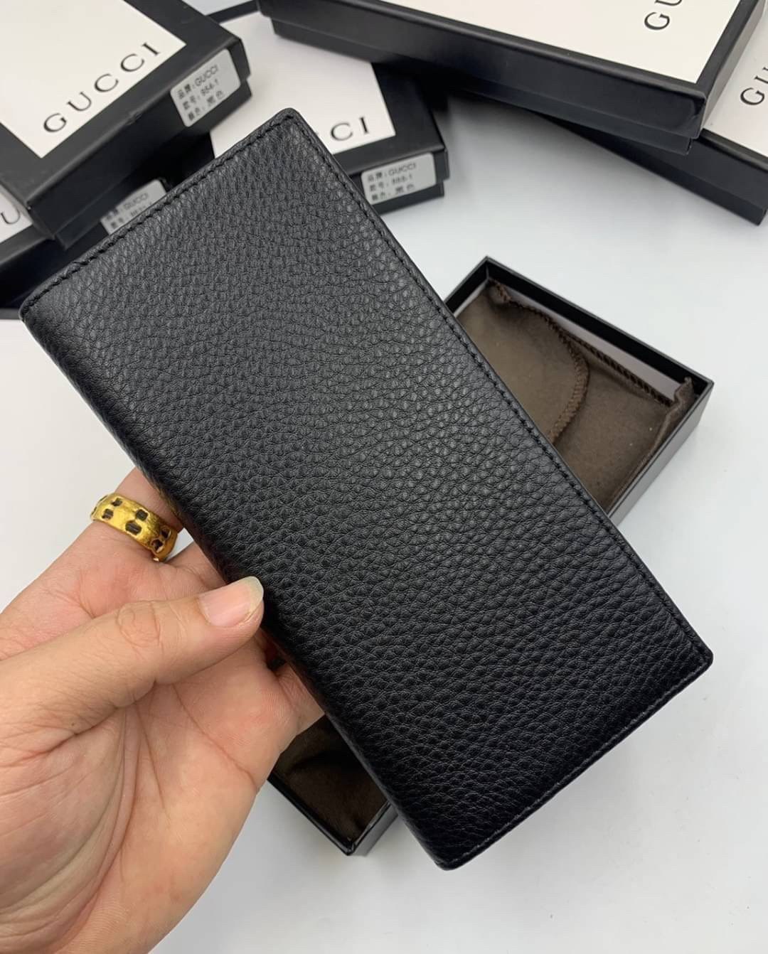 หนังแท้ GUCCI Men Long Wallet รุ่นใหม่ล่าสุด!! หนังสวยเริด ดีงามมากค่าาา กระเป๋าสตางค์ใบยาว ดีไซน์ใหม่ สวยดูหรู ถือใช้กำลังเหมาะมือ ใส่บัตรได้เยอะ ใส่ธนบัตรได้ทุกชนิด มาครบ set พร้อมส่ง!! เป็นไอเท็มที่หนุ่มๆต้องมีจริงๆจ้า 😎😎