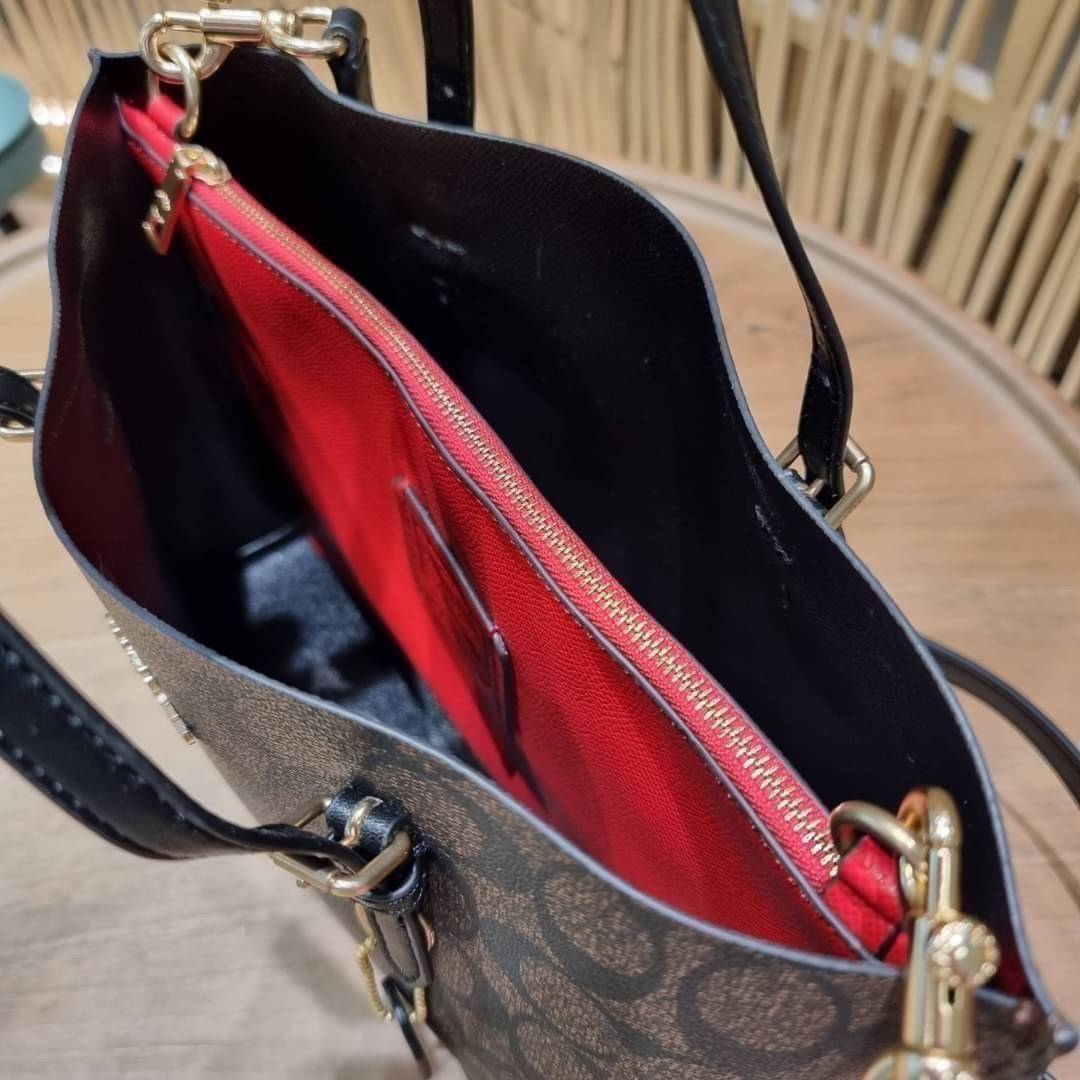 OUTTLET 】COACH MOLLIE TOTE 25 (C4250 C4084) น้องคนสวยอีกหนึ่ง!! กระเป๋าโท้ทไซส์เล็กที่สาวๆหลงรัก ดีไซน์คลาสสิคเหมือนเดิม เพิ่มเติมคือสะดวกขึ้นเยอะ!! ย่อส่วนมาจากใบใหญ่เป๊ะๆ น่ารักน่าใช้มากๆ วัสดุหนัง crossgrain ทนทาน ใช้งานง่าย เรียบหรูดูดีม้าก!! ภายในโล่