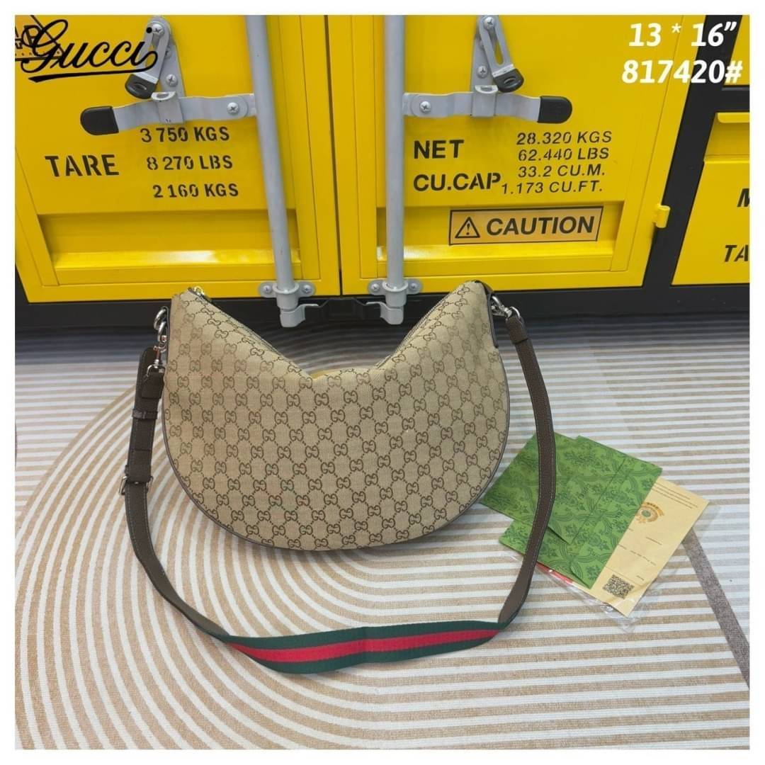 Gucci B medium shoulder bag รุ่นใหม่แบรนด์หรู กระเป๋าสะพายทรงโฮโบ ขนาดใหญ่ จุของได้เยอะ ใหม่ล่าสุดก่อนใคร รูปทรงสวยคลาสสิค พิมพ์ลาย GG คมชัด ภายในเป็นช่องโล่ง เป็นไอเท็มสวยรับทรัพย์ก่อนปีใหม่ได้เลย