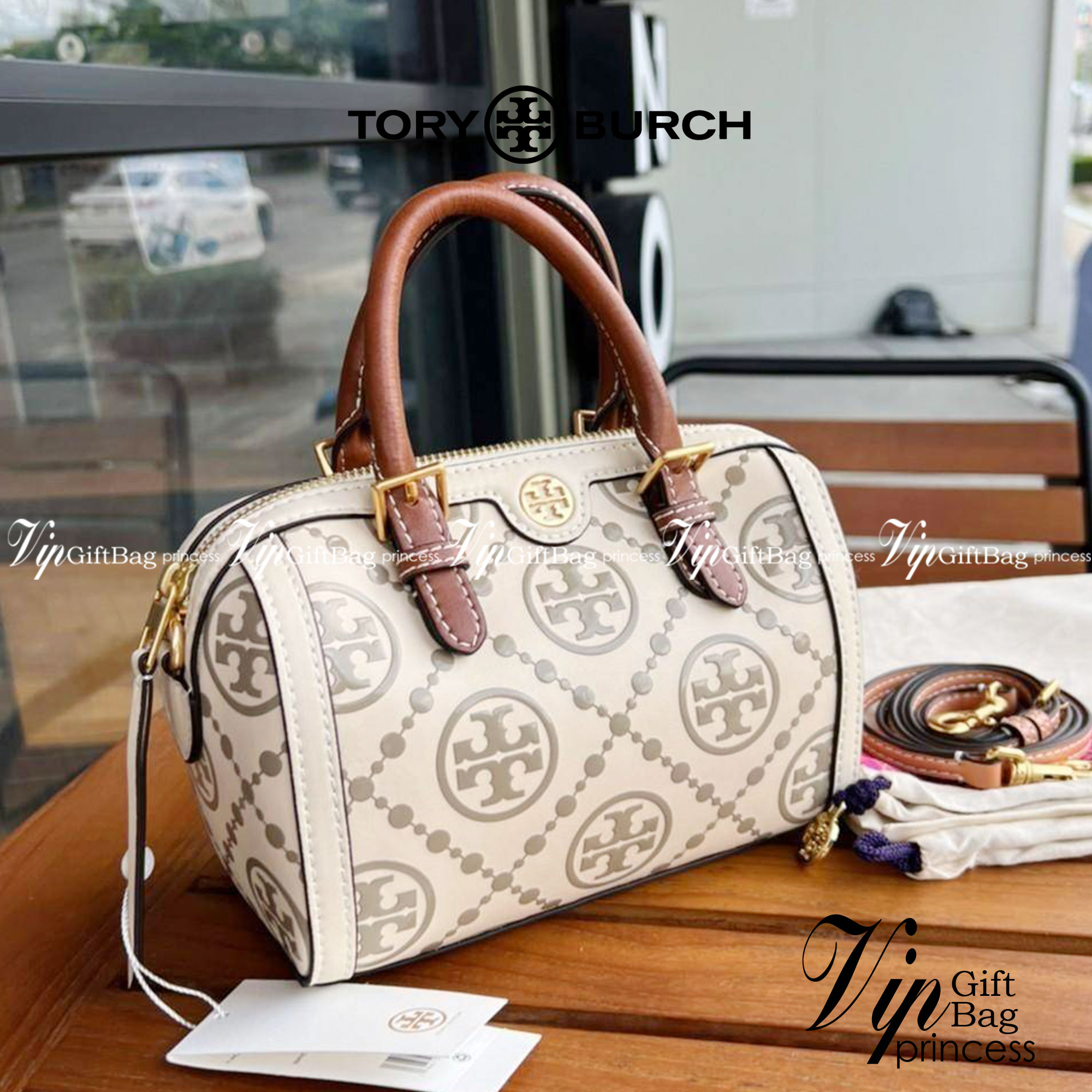 Tory Burch T-Monogram Mini Embossed Wine Bucket Bag / Tory Burch Mini Bucket กระเป๋าถือหรือสะพายไหล่ ทรงหมอนขนาดเล็ก ประดับด้วยลวดลายอันเป็นสัญลักษณ์ของแบรนด์ ถูกประดิษขึ้นด้วยความพิถีพิถันวัสดุหนังอย่างดี ด้านในบุด้วยหนังไมโครซูแอคเนื้อนุ่มทำความสะอาดง่า