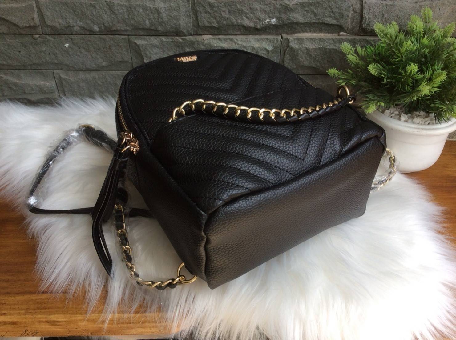 NEW ARRIVAL! VITORIA’S SECRET MINI BACKPACK กระเป๋าเป้ขนาดมินิรุ่นใหม่ล่าสุดวัสดุหนังแกะสังเคราะห์ เดินเส้นลายริ้วสวยดูมีดีเทลเปิดปิดด้วยซิปรอบสะดวกใช้ ด้านหน้ามี1ช่องซิปประดับโลโก้แบรนด์อะไหล่ทองดูหรู ภายในมีกว้างมีโลโก้และช่องซิป น้ำหนักเบา หูจับถนัดมือ