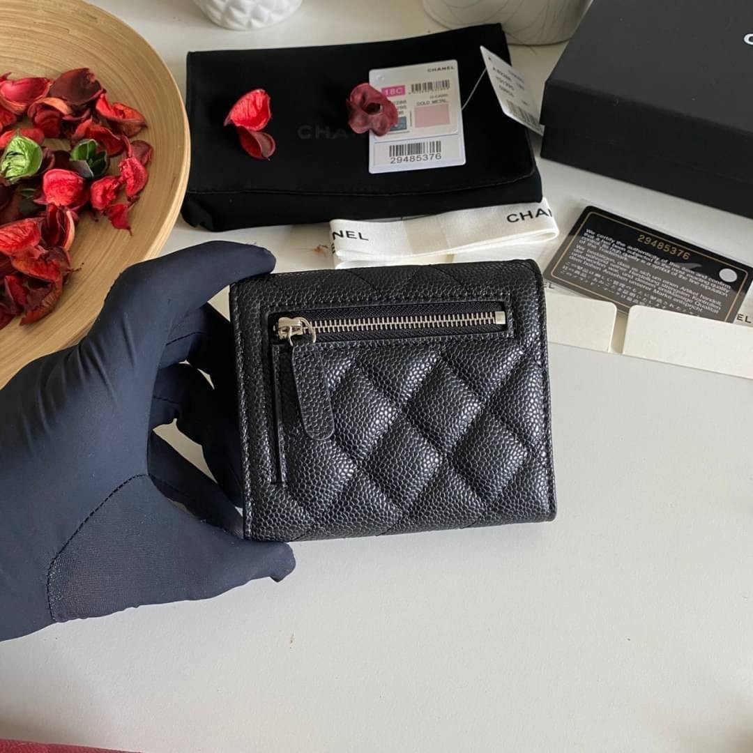 หนังแท้ Chanel Classic small wallet caviar 3 พับ พร้อมส่งที่ไทย รุ่นยอดนิยมไอเท็มฮิตวัสดุหนังแท้คาเวียร์สวยคลาสสิคเปิดปิดด้วยฝาปิดกระดุมด้านหน้ามีโลโก้แบรนด์อะไหล่ทองสวยหรูดูดี ตัวจริงสวยน่าใช้ Chanel mini นาทีนี้กำลัง in สุดๆ ภาพสินค้าถ่ายจากงานขายจริง ใ