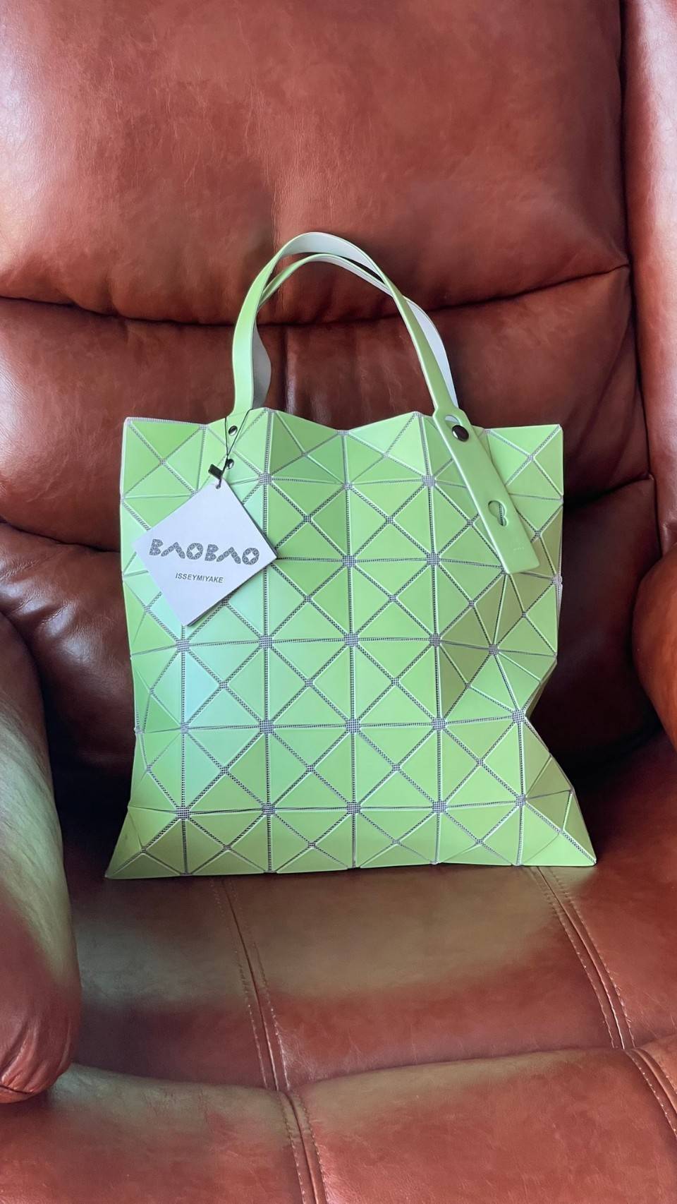 ORIGINAL 🌸 BAO BAO ISSEY MIYAKE LUCENT 6X6 matte tote bag เป็นซีรีส์ที่โดดเด่นด้วยโทนสีสว่าง โดดเด่นด้วยลักษณะต่างๆ เช่น ตาข่ายสว่างที่มองเห็นได้ผ่านช่องว่างระหว่างชิ้นสามเหลี่ยม