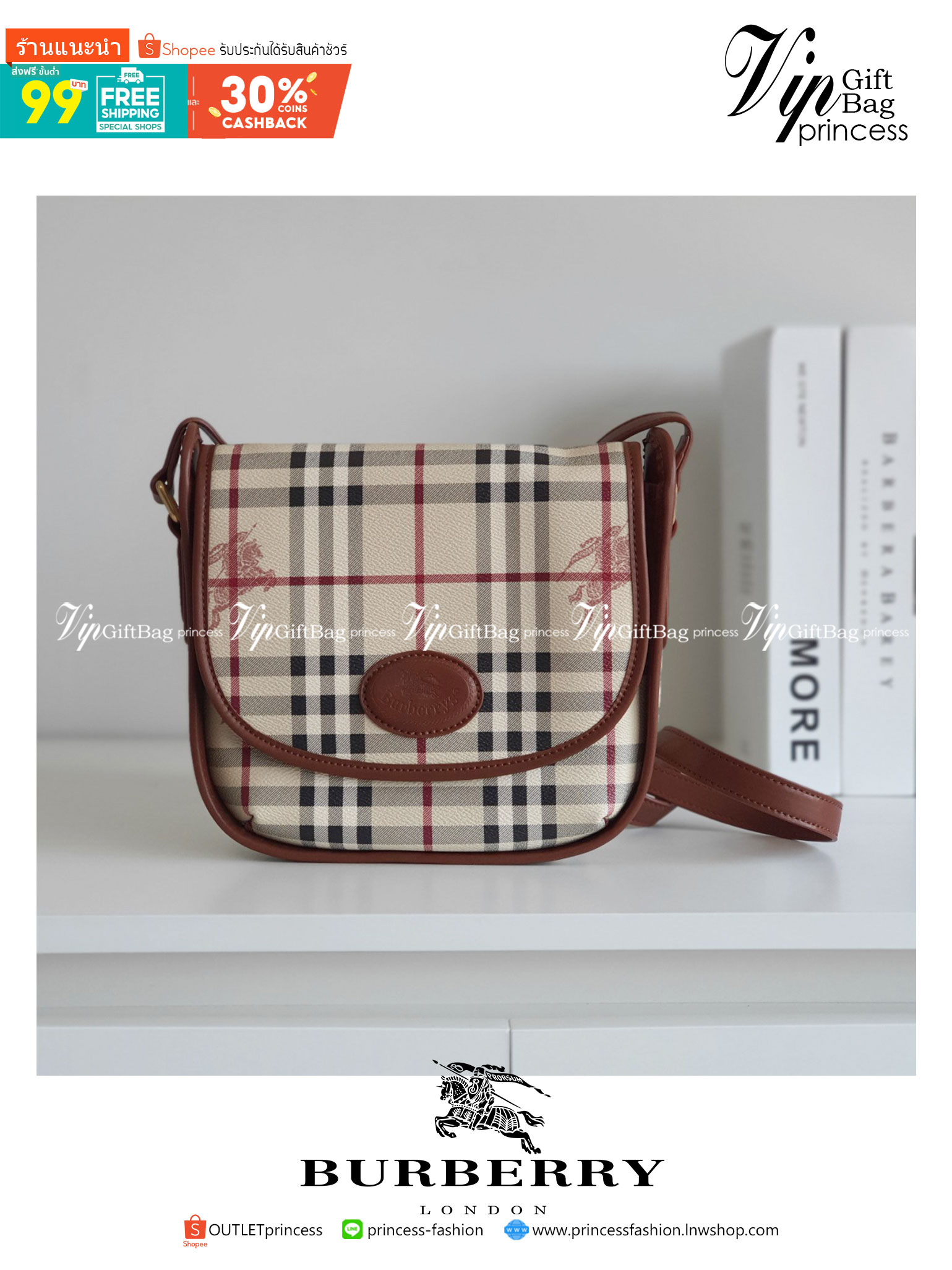 BURBERRY CROSSBODY VINTAGE BAG VIP GIFT WITH PURCHASE (GWP) พรีเมี่ยมกิ๊ฟ Limited Edition จากBURBERRY วัสดุหนัง PVC สวยอยู่ทรง เปิดปิดด้วยฝาปิดกระดุมแม่เหล็ก ภายในมีช่องใส่ของแยกอีกช่อง สามารถใส่มือถือ iphone เงิน ของจุกจิกได้ สายสะพายหนังยาวปรับระดับได้ 