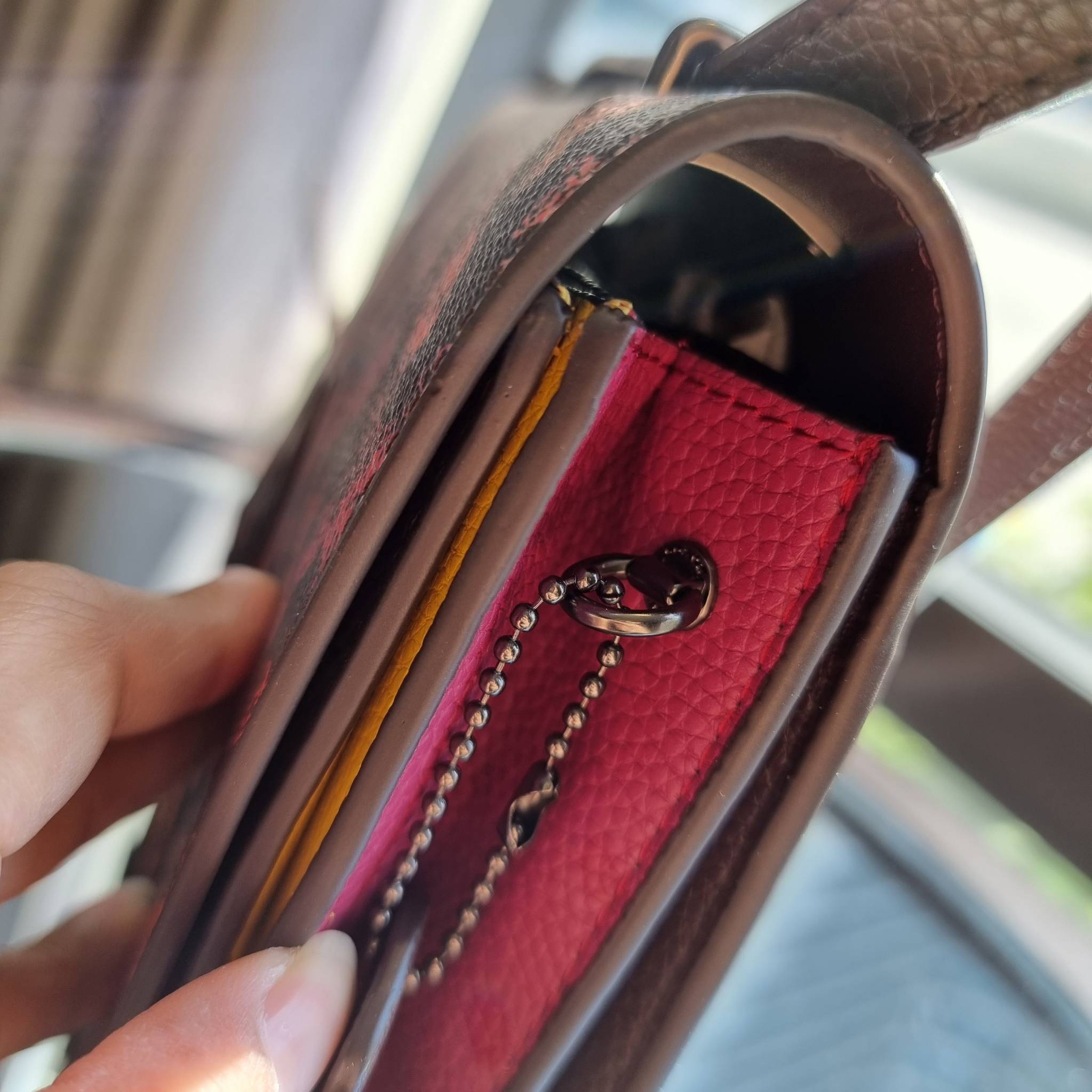 OUTLET 】COACH 88343 CAMILLE CROSSBODY WITH HORSE AND CARRIAGE PRINT AND ARCHIVE PATCH คอลเลคชั่นหายาก ที่สาวๆตั้งตารอ!! ด้วยดีไซน์ลุคผู้ดี ตกแต่งลวดลายออกมาดูโดดเด่น กับกระเป๋าสะพายที่ปรับใช้ได้หลายหลายสไตล์ สะพายไหล่สายคู่ สะพายข้างสายเดี่ยว หรือจะเอาสาย