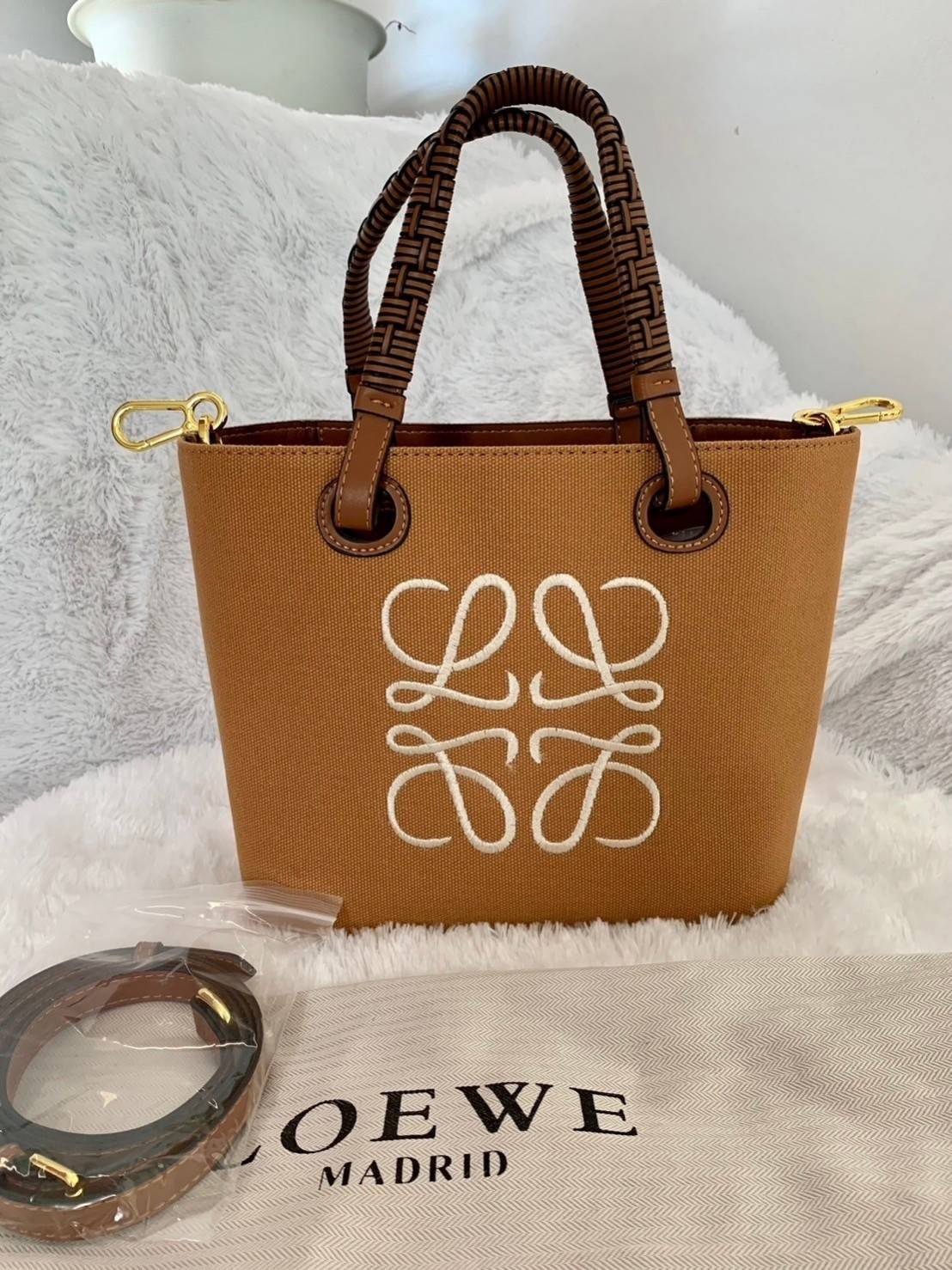 Loewe Anagram leather canvas tote bag / Loewe Tote Bag กระเป๋าโท้ทน้องใหม่ วัสดุทำจากหนังแคนวาส ใช้งานทนทาน ออกแบบมีสายสะพายไหล่และหูหิ้ว เรียกว่าใช้งานได้แบบ 2 in1 งานสวยล้ำ ไม่ซ้ำใคร ปักโลโก้ Anagram ที่ด้านหน้า เปิด-ปิดด้านบนด้วยเชือกผูก ด้านในมีช่องสำ