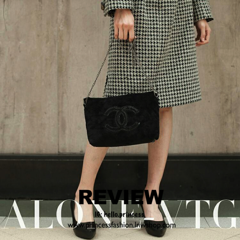 Must Have item 2018 !! รุ่นขายดีในตำนาน Chanel Black Clutch bag งานพรีเมี่ยมกิ้ฟท์จากเคาเตอร์แบรนด์ดัง ของแท้จากแบรนด์ chanel ขนาดกะทัดรัด สะพายพร้อมสายโซ่ *อะไหล่เงินรมควัน ผ้าขนสัตว์ฟูนุ่ม ด้านหน้า ปิดเปิดด้วยซิปที่จับปั้มแบรนด์ ด้านในมีช่องใส่ของเล็กแย
