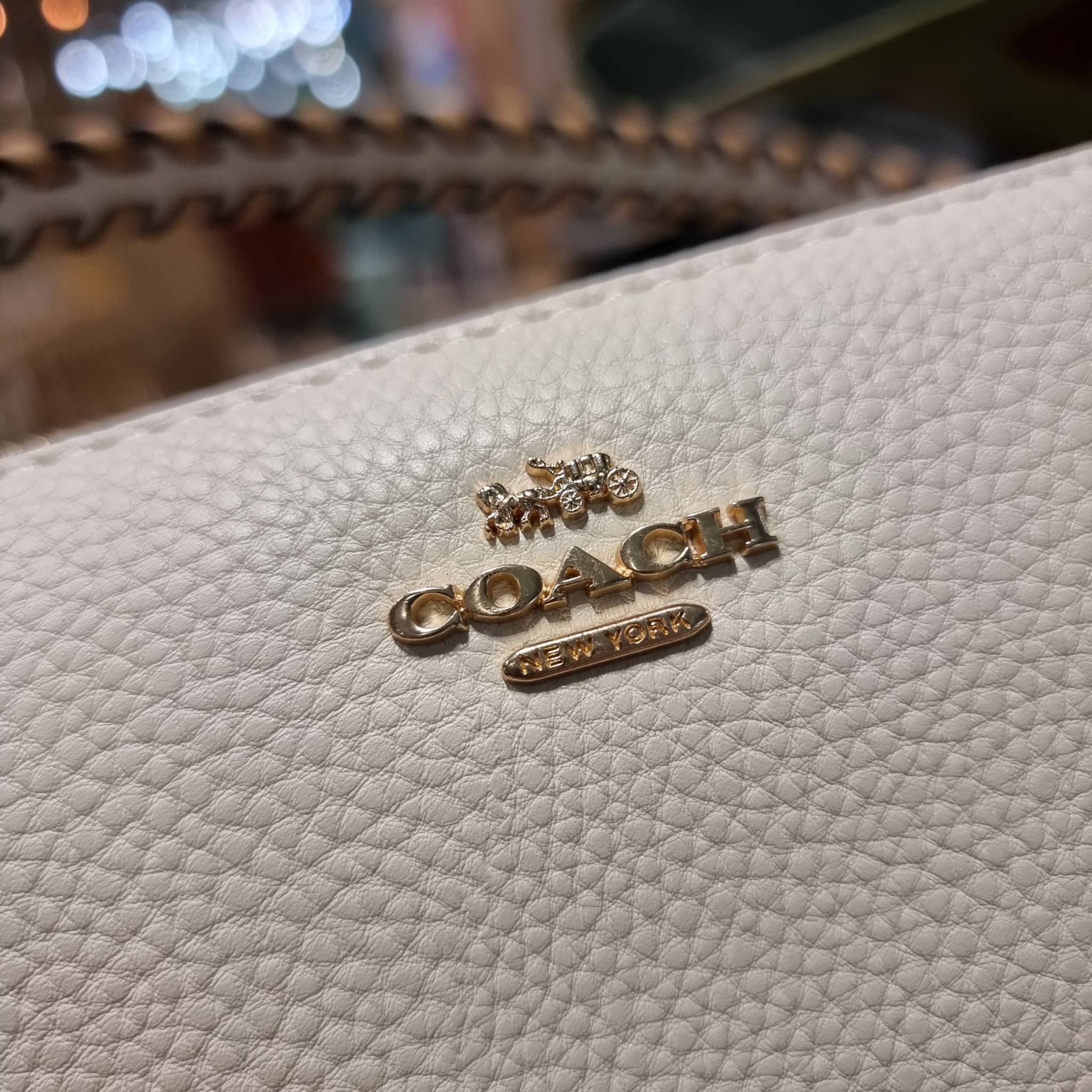 COACH C4233 NOLITA 19 WITH WHIPSTITCH คอลเลคชั่น rare item น่ารักน่าใช้ ในสไตล์คลาสสิค กระเป๋าทรงพอชขนาดมินิ ที่สามารถสะพายไหล่ และกึ่งคล้องมือใช้ได้ 2 สไตล์ ปรับสายให้มาเกี่ยวฝั่งเดียวเพื่อใช้เป็นคล้องมือ หรือปรับเกี่ยวอีกฝั่งใช้คล้องแขน คล้องไหล่ก็เก๋มา