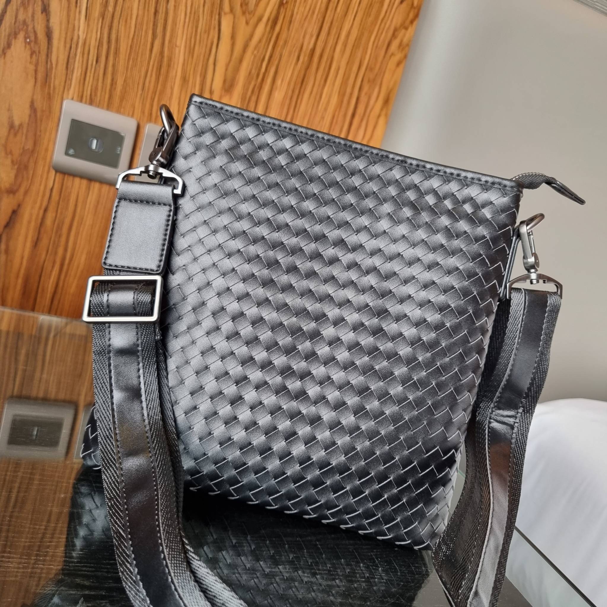 VIP 】อีกหนึ่งไอเท็มเด็ดที่หนุ่มๆรอคอย กระเป๋าสะพายข้างทรงแมสเซนเจอร์ B.ottega venata vip bag ดีไซน์คลาสสิคเอกลักษณ์ ลายสานเรียบหรู ดูแพง ทรงผู้ดี หล่อไปอีก อัพลุคไปอีก วัสดุหนังวัวเต็มใบ เปิด-ปิดด้วยซิป ภายในโล่งกว้างใส่ของได้ครบถ้วนสิ่งสำคัญ สายสะพายปรับ