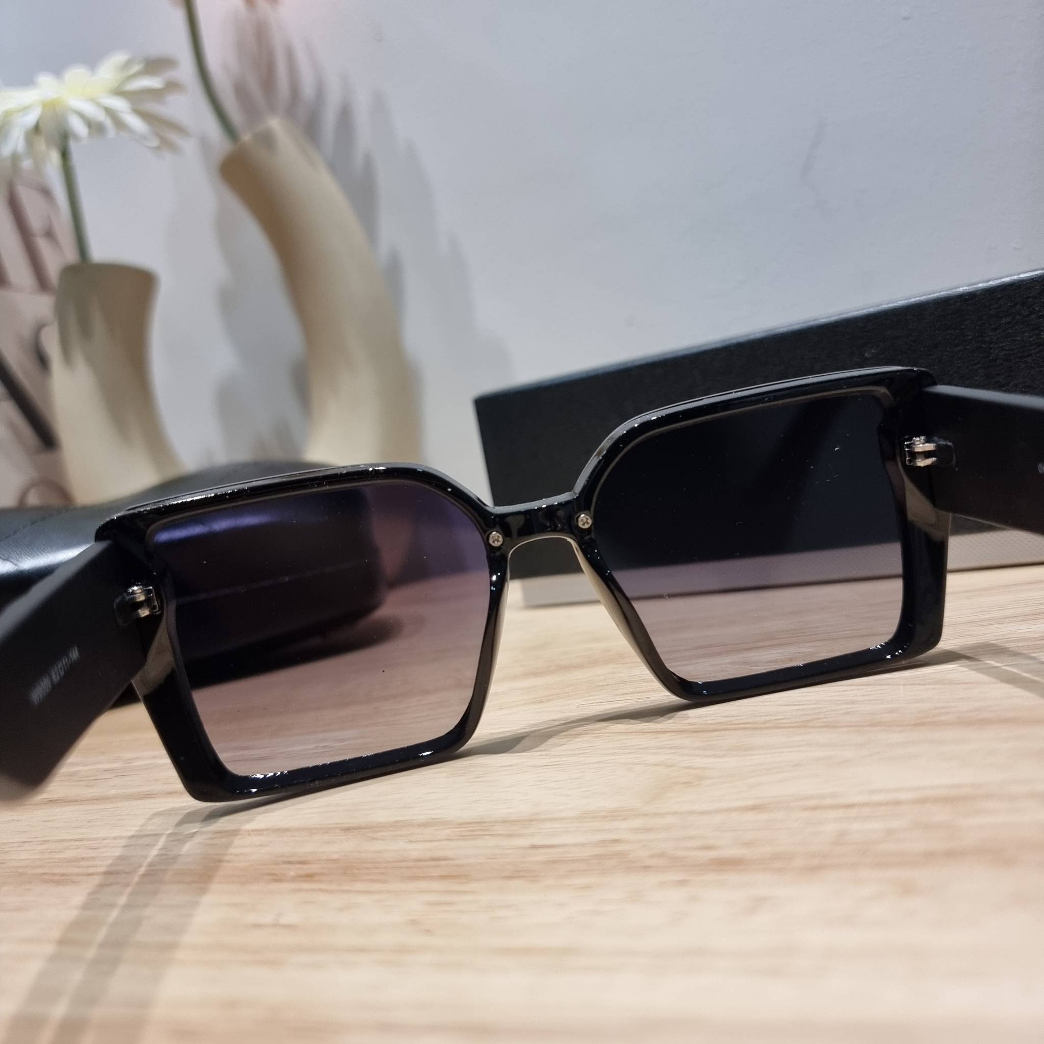 Chanel Sunglasses UV protection gift Box set สุดคุ้ม มาพร้อมอุปกรณ์ครบเซ็ท ดีไซน์ชิคมากแม่!! รับรองไม่ซ้ำใคร ใส่เสริมโหงวเฮ้ง ดูผู้ดี มีพกติดตัวไว้ไม่ตกเทรนด์ ใช้ได้ทุกโอกาส