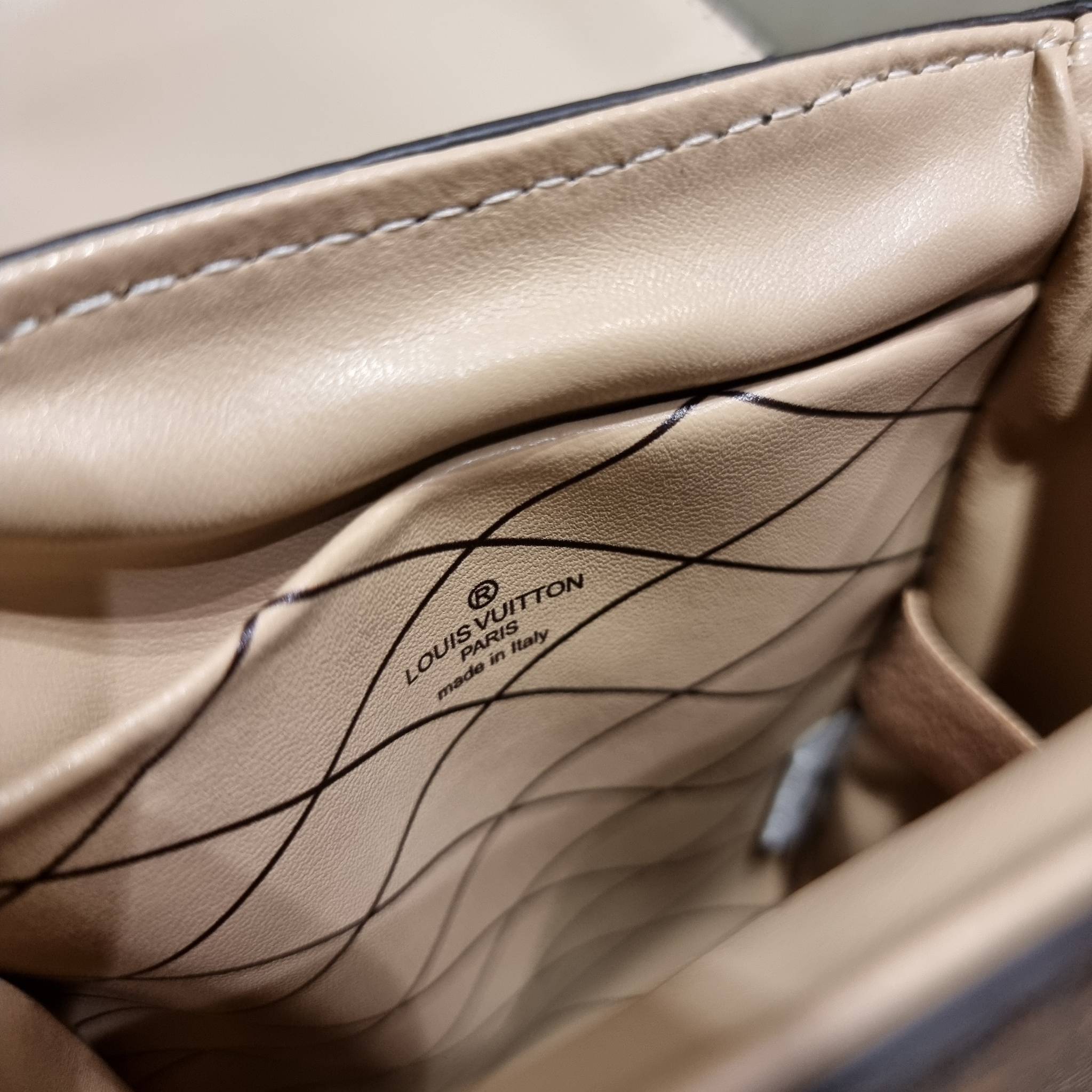 VIP 🥂 LV VERTICAL TRUNK POCHETTE ฮิตไอเท็มที่ใครๆก็อยากครอบครอง กระเป๋าทรงทรังค์ ยูนิเซ็กส์ที่ใช้ได้ทั้งชายและหญิง ด้วยดีไซน์คลาสสิคแฝงดีเทลความเป็นผู้ดี ทำให้ใบนี้ดูโดดเด่นและเป็นเอกลักษณ์ วัสดุหนังแคนวาสสลับหนังแท้ เปิด-ปิดด้วยอะไหล่แบบกดล็อค แน